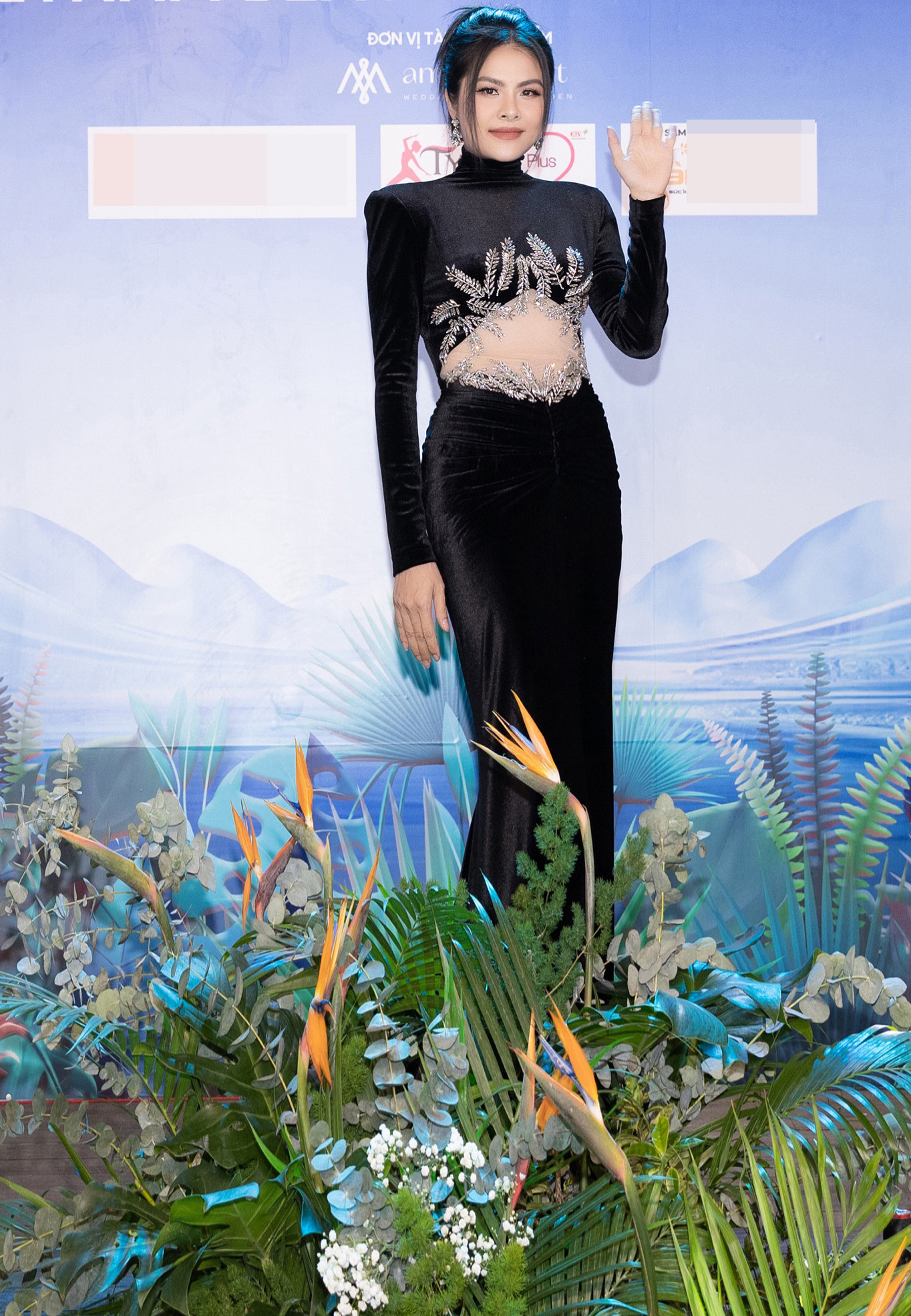 Diễn viên Vân Trang là thành viên ban giám khảo cuộc thi. Cô diện váy đen với điểm nhấn đính đá ở vòng eo.