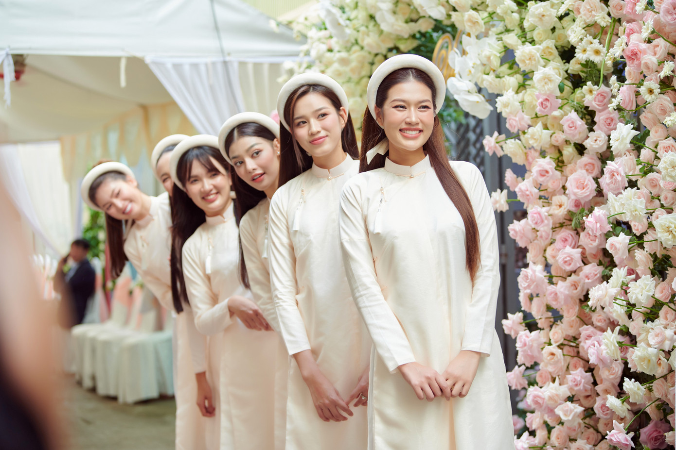 Dàn bê tráp của đoàn nhà gái diện áo dài tông màu trắng nền nã, với sự góp mặt của Hoa hậu Thiên Ân, Đỗ Thị Hà, Á hậu Ngọc Thảo, Kiều Loan...