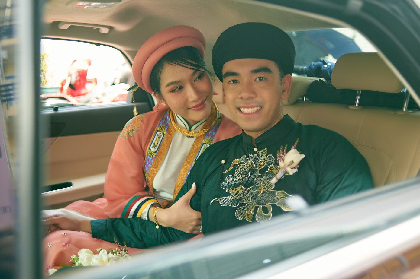 Chồng Phương Anh tên Hồ Đắc Đức, sinh năm 1994, học tiến sĩ ở Anh. Chuyện tình cảm của cặp á hậu - doanh nhân được gia đình hai bên ủng hộ. Bố mẹ Phương Anh và Đắc Đức đều mong các con sớm tổ chức đám cưới.