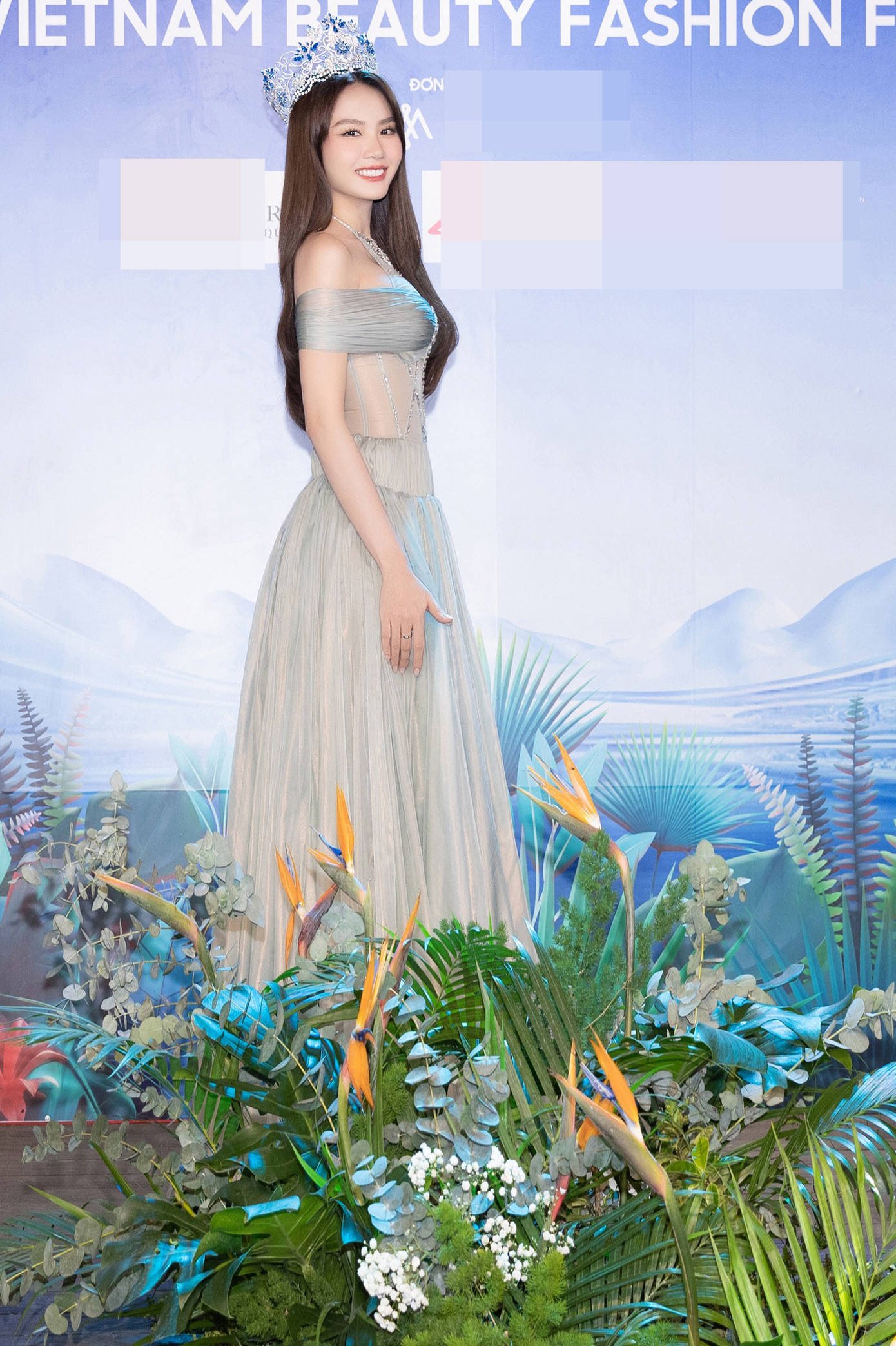 Ngày 6/7 đã diễn ra buổi họp báo vòng chung khảo cuộc thi Miss World Vietnam - Hoa hậu Thế giới Việt Nam 2023 và công bố vương miện dành cho tân hoa hậu. Sự kiện có sự góp mặt của dàn hoa hậu, á hậu. Hoa hậu Mai Phương diện bộ váy tông màu ghi nhẹ nhàng, thanh lịch.