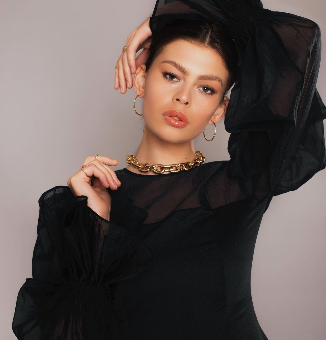 Màn đăng quang của Rikkie Valerie Kollé đang gây nhiều tranh cãi trên các diễn đàn sắc đẹp. Hà Lan là quốc gia cởi mở với người chuyển giới nên họ được tạo điều kiện để tham gia các cuộc thi nhan sắc. Tuy nhiên, vấn đề người chuyển giới tham gia những cuộc thi của phụ nữ bình thường vẫn đang là vấn đề gây tranh cãi trên thế giới.