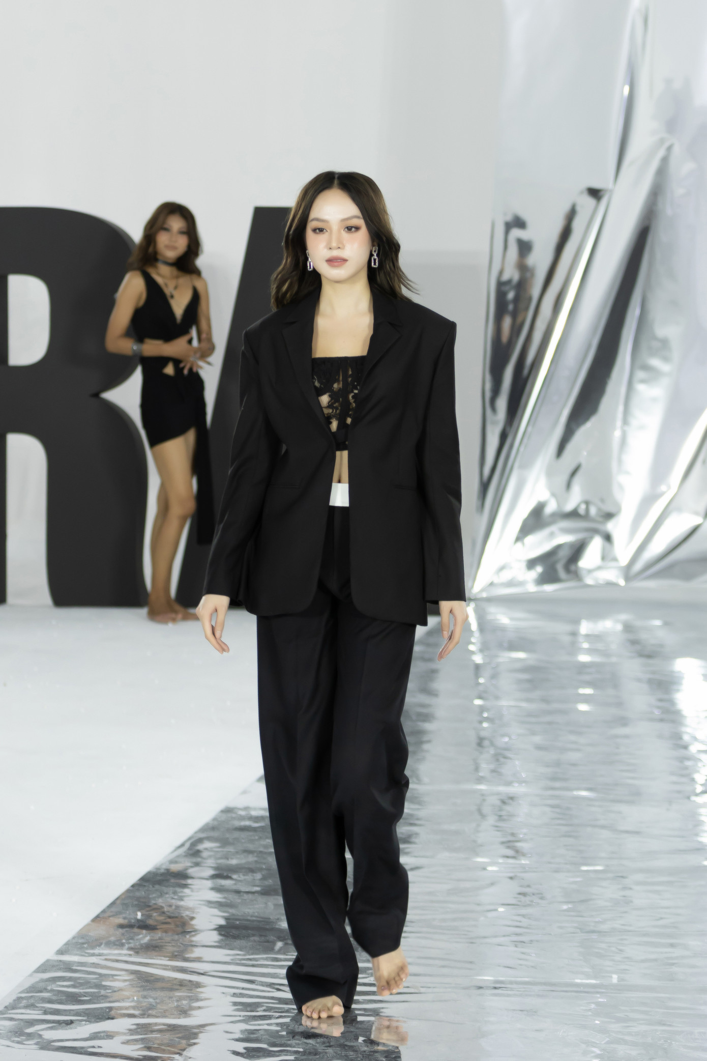 Với chiều cao 1,75 và đôi chân dài thẳng tắp, Hoa hậu Thanh Thủy gây ấn tượng với những sải bước chuyên nghiệp trên sàn diễn.