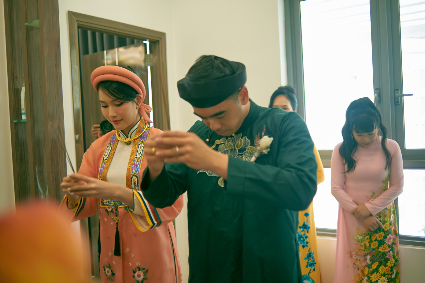 Chồng Phương Anh tên Hồ Đắc Đức, sinh năm 1994, học tiến sĩ ở Anh. Chuyện tình cảm của cặp á hậu - doanh nhân được gia đình hai bên ủng hộ. Bố mẹ Phương Anh và Đắc Đức đều mong các con sớm tổ chức đám cưới.