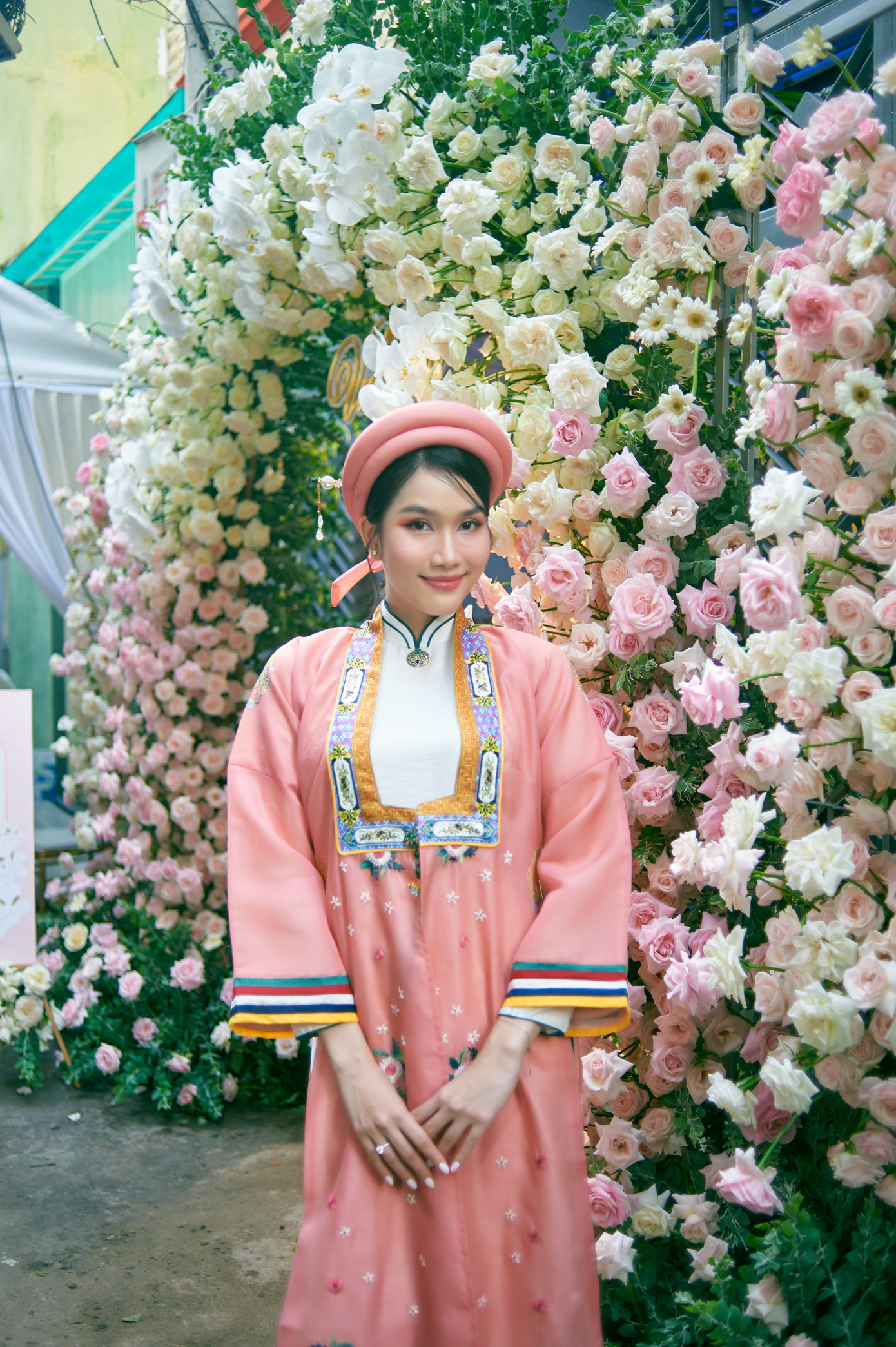 Sáng 8/7, Á hậu Phương Anh tổ chức lễ đính hôn với doanh nhân Đắc Đức tại nhà riêng. Cô mặc áo dài, khăn đóng tông màu hồng có kiểu dáng và họa tiết lạ mắt. Vốn là người đẹp nhẹ nhàng, nền nã nên Phương Anh lựa chọn vẻ ngoài trong sáng, thanh lịch trong ngày trọng đại.