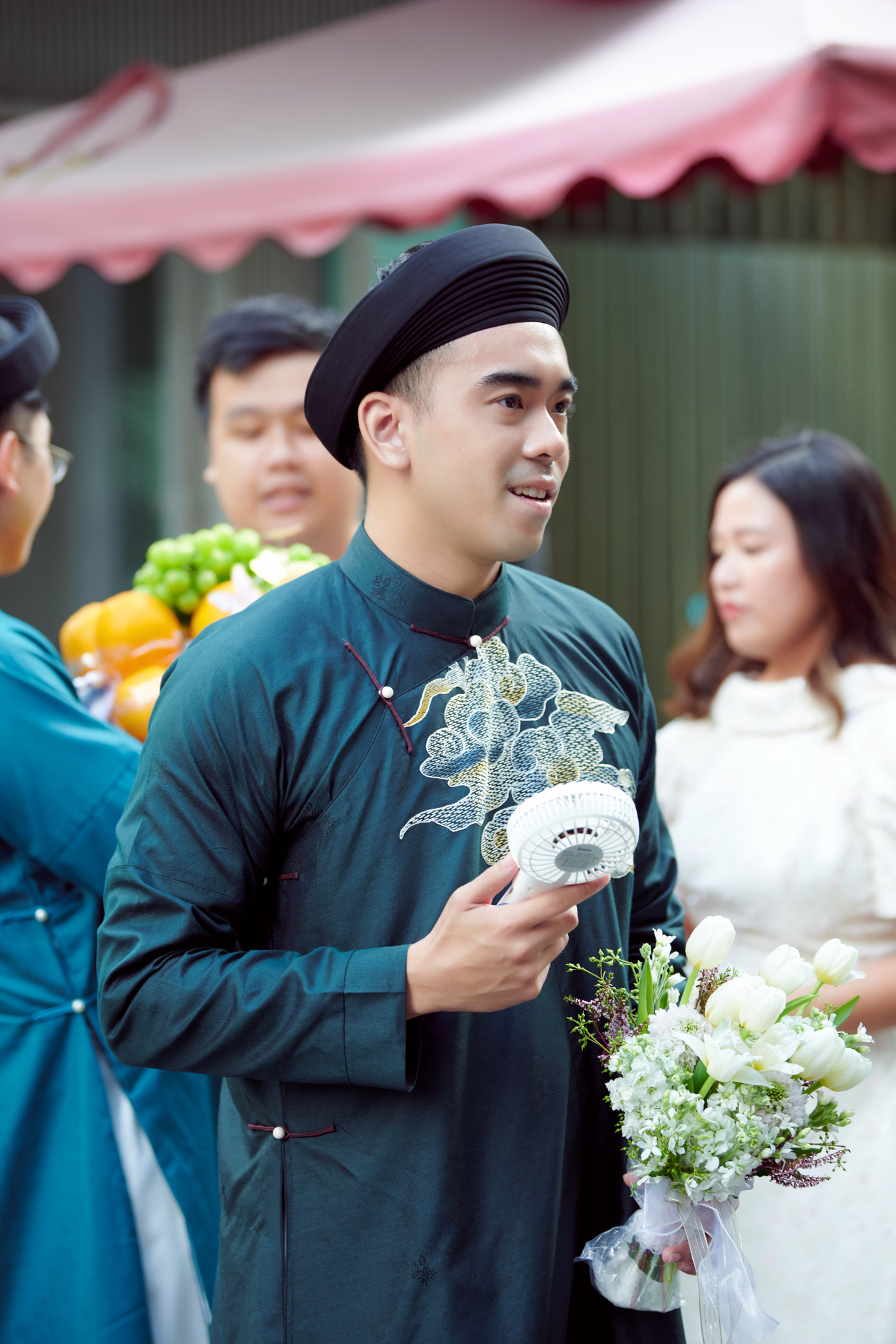 Trước khi tiến vào nhà Phương Anh, chú rể và đoàn nhà trai có khoảng vài chục phút để chuẩn bị lại trang phục, lễ vật kỹ càng.