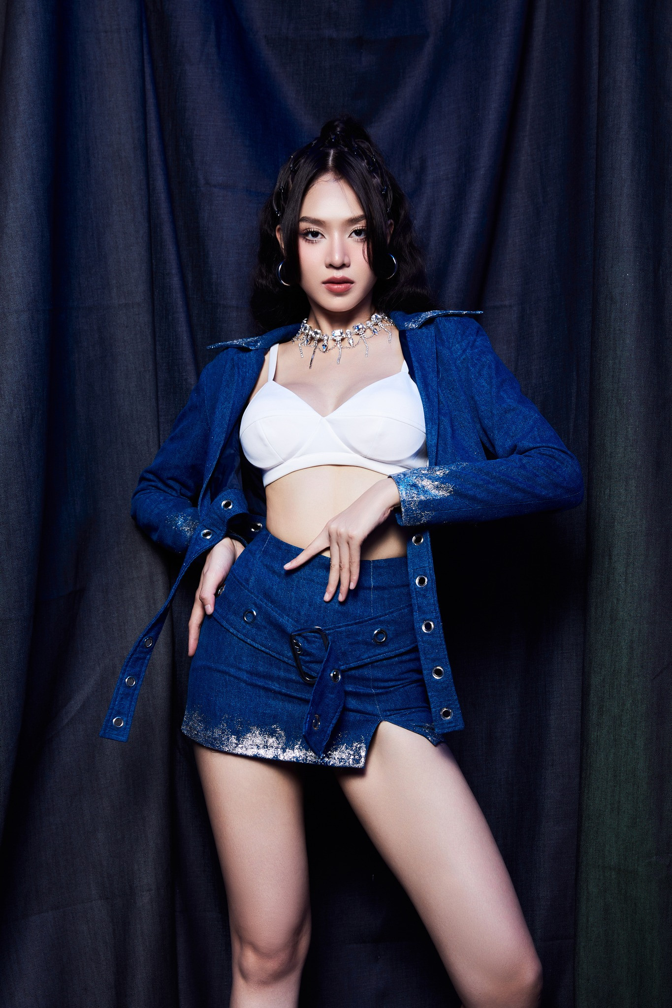 Không chỉ có vòng eo thon, vòng 3 với chỉ số ấn tượng 94 cm cũng giúp Hoa hậu Thanh Thủy nổi bật khi diện những trang phục cut-out.