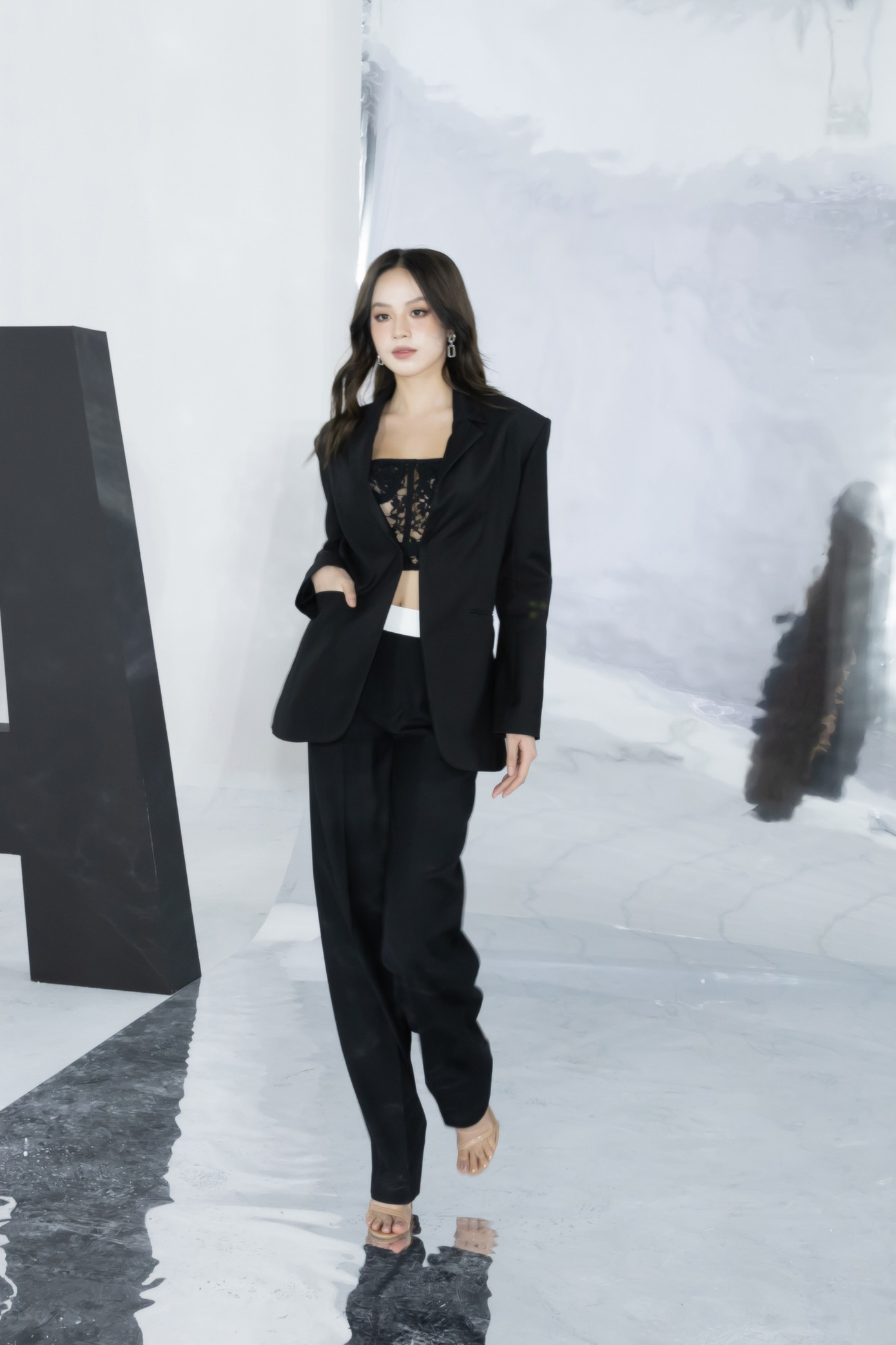 Với chiều cao 1,75 và đôi chân dài thẳng tắp, Hoa hậu Thanh Thủy gây ấn tượng với những sải bước chuyên nghiệp trên sàn diễn.