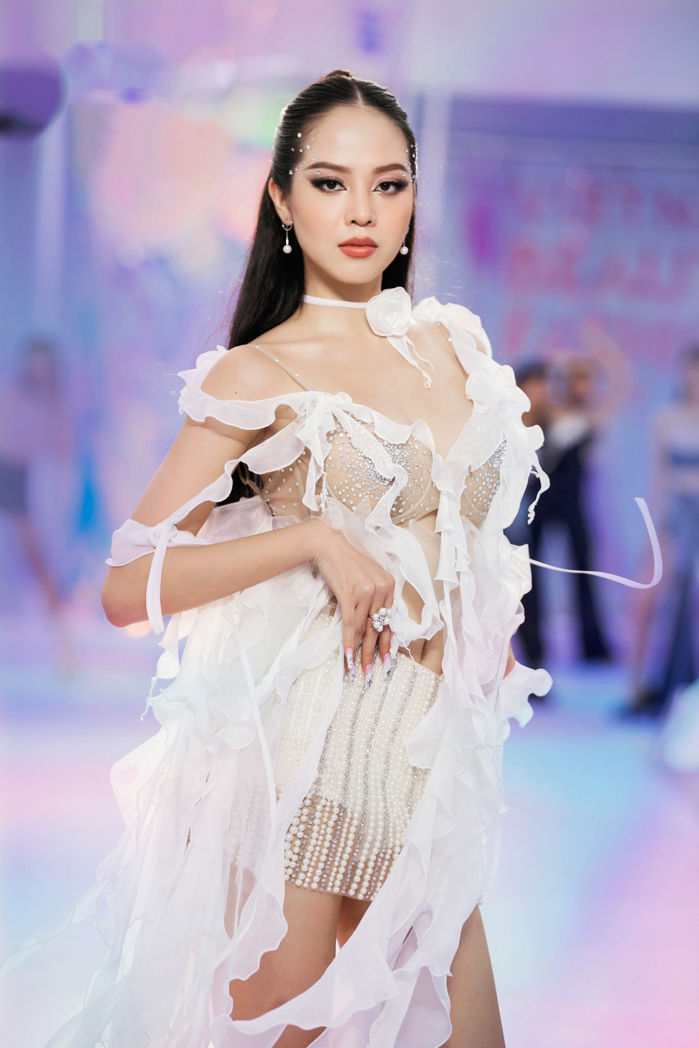 Thanh Thủy cũng thử sức và ghi dấu ấn trên các sàn diễn thời trang với vai trò người mẫu. Điểm mạnh của cô là đôi chân dài cùng những bước catwalk uyển chuyển, nhiều năng lượng. Thần thái của Hoa hậu Việt Nam 2022 trên sàn diễn cũng có nhiều cải thiện tích cực.