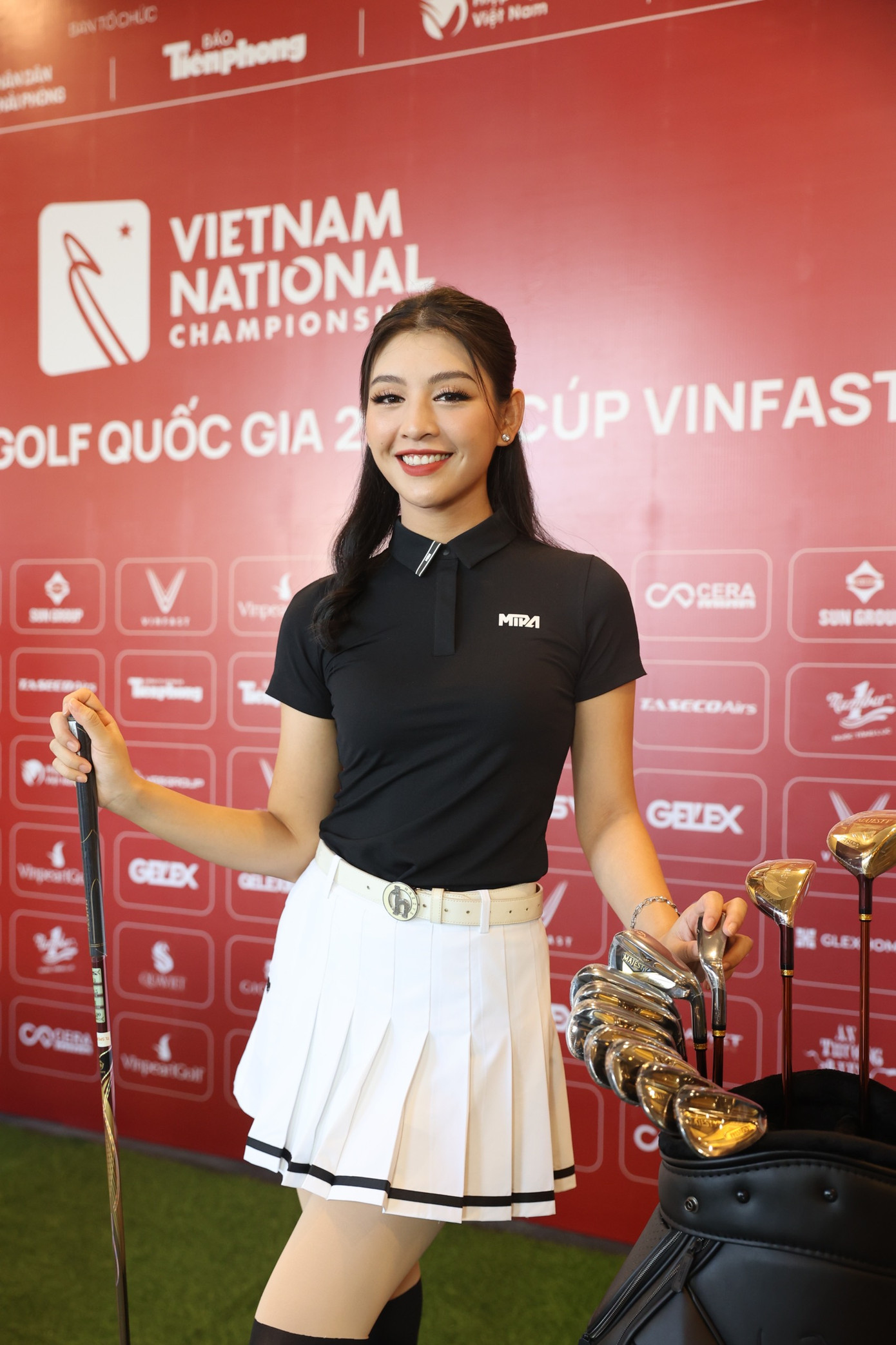 Người đẹp Lê Thanh Tú - Top 15, Người đẹp Áo dài Hoa hậu Việt Nam 2018 diện trang phục tông màu đen - trắng thanh lịch. Lê Thanh Tú cũng được biết đến là người đẹp đam mê bộ môn golf. Cô từng tham gia và đạt giải thưởng ở nhiều giải golf. Cô cũng từng đăng quang danh hiệu Miss Golf Việt Nam 2022.