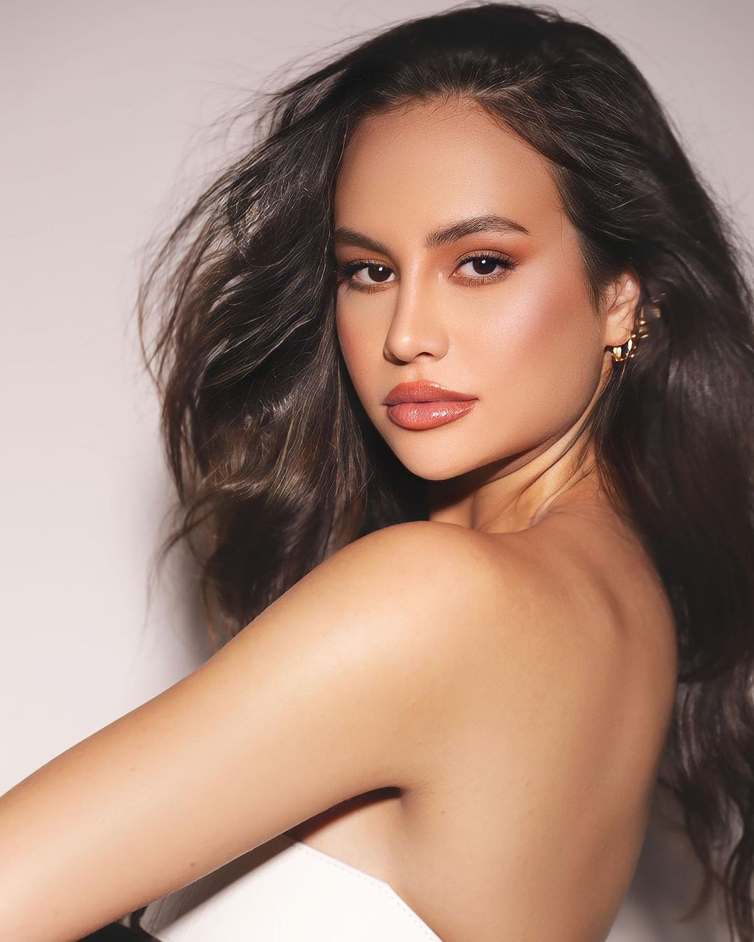 Maria Eduarda Brechane tròn 19 tuổi, đại diện bang Rio Grande do Sul tại cuộc thi năm nay. Còn trẻ nhưng người đẹp có trình độ ứng xử, giao tiếp thuần thục, chuyên nghiệp. Trong đêm chung kết, cô gây ấn tượng với ban giám khảo bằng câu trả lời ứng xử thông minh, nhạy bén.