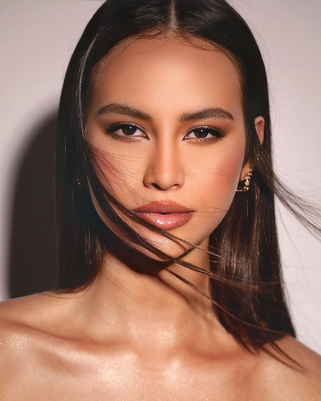 Maria Eduarda Brechane tròn 19 tuổi, đại diện bang Rio Grande do Sul tại cuộc thi năm nay. Còn trẻ nhưng người đẹp có trình độ ứng xử, giao tiếp thuần thục, chuyên nghiệp. Trong đêm chung kết, cô gây ấn tượng với ban giám khảo bằng câu trả lời ứng xử thông minh, nhạy bén.