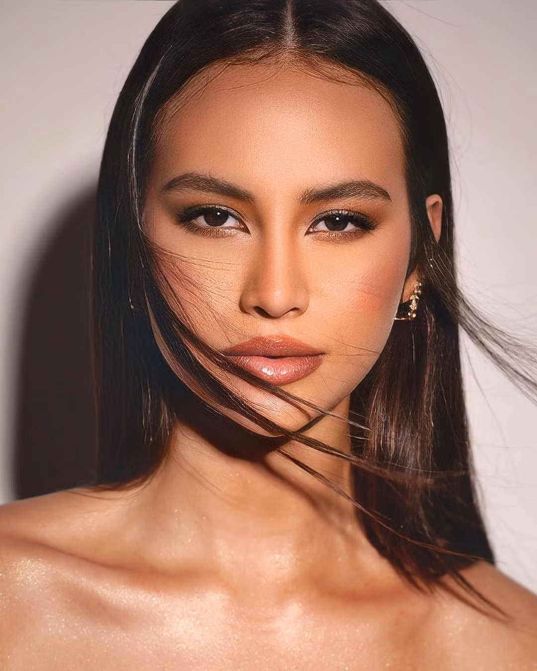 Maria Eduarda Brechane tròn 19 tuổi, đại diện bang Rio Grande do Sul tại cuộc thi năm nay. Còn trẻ nhưng người đẹp có trình độ ứng xử, giao tiếp thuần thục, chuyên nghiệp. Trong đêm chung kết, cô gây ấn tượng với ban giám khảo bằng câu trả lời ứng xử thông minh, nhạy bén.