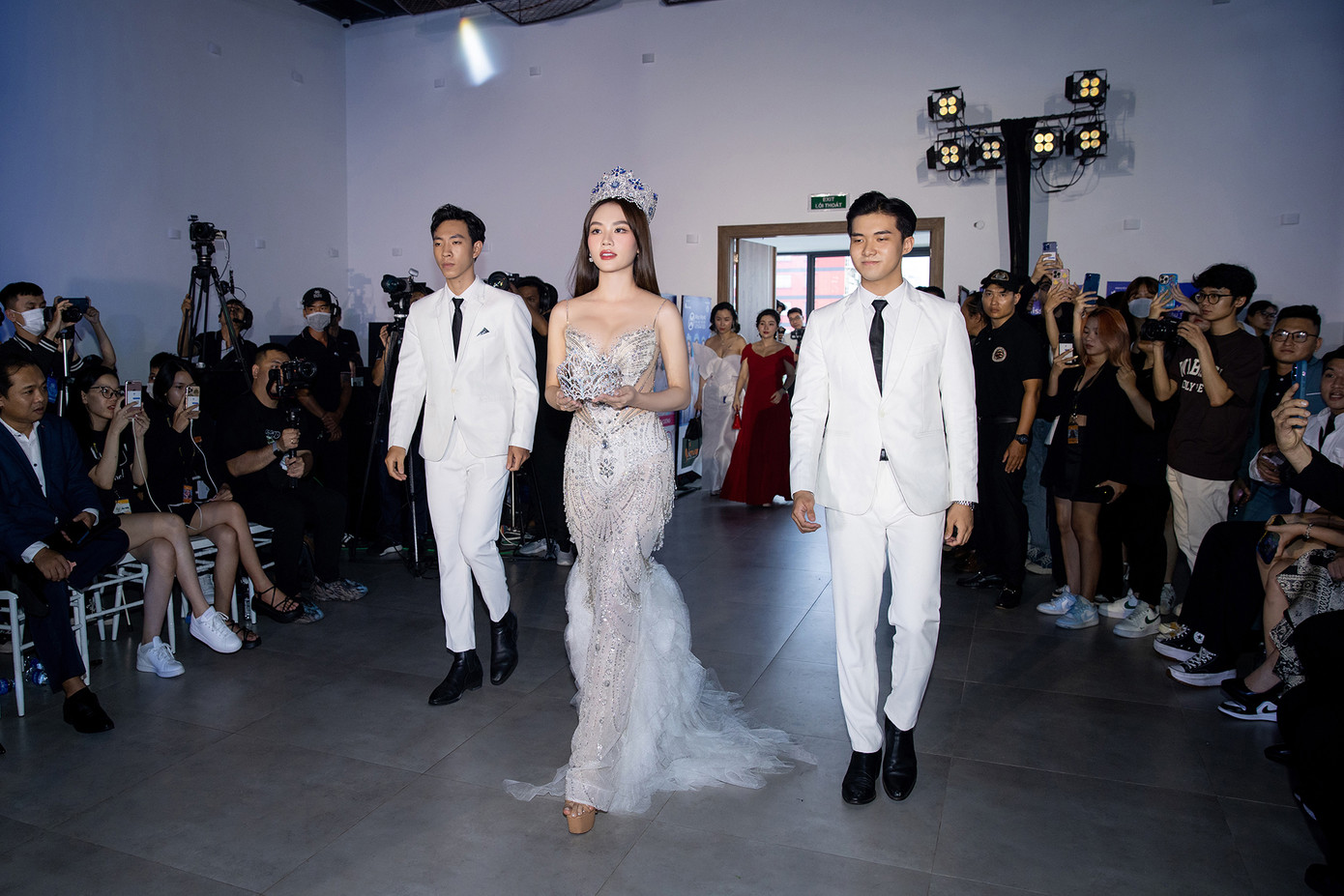 Chiếc vương miện được Hoa hậu Mai Phương giới thiệu ở buổi họp báo có tên Non nước Việt. Vương miện được làm bằng vàng, kết hợp với những viên đá quý và ngọc trai.