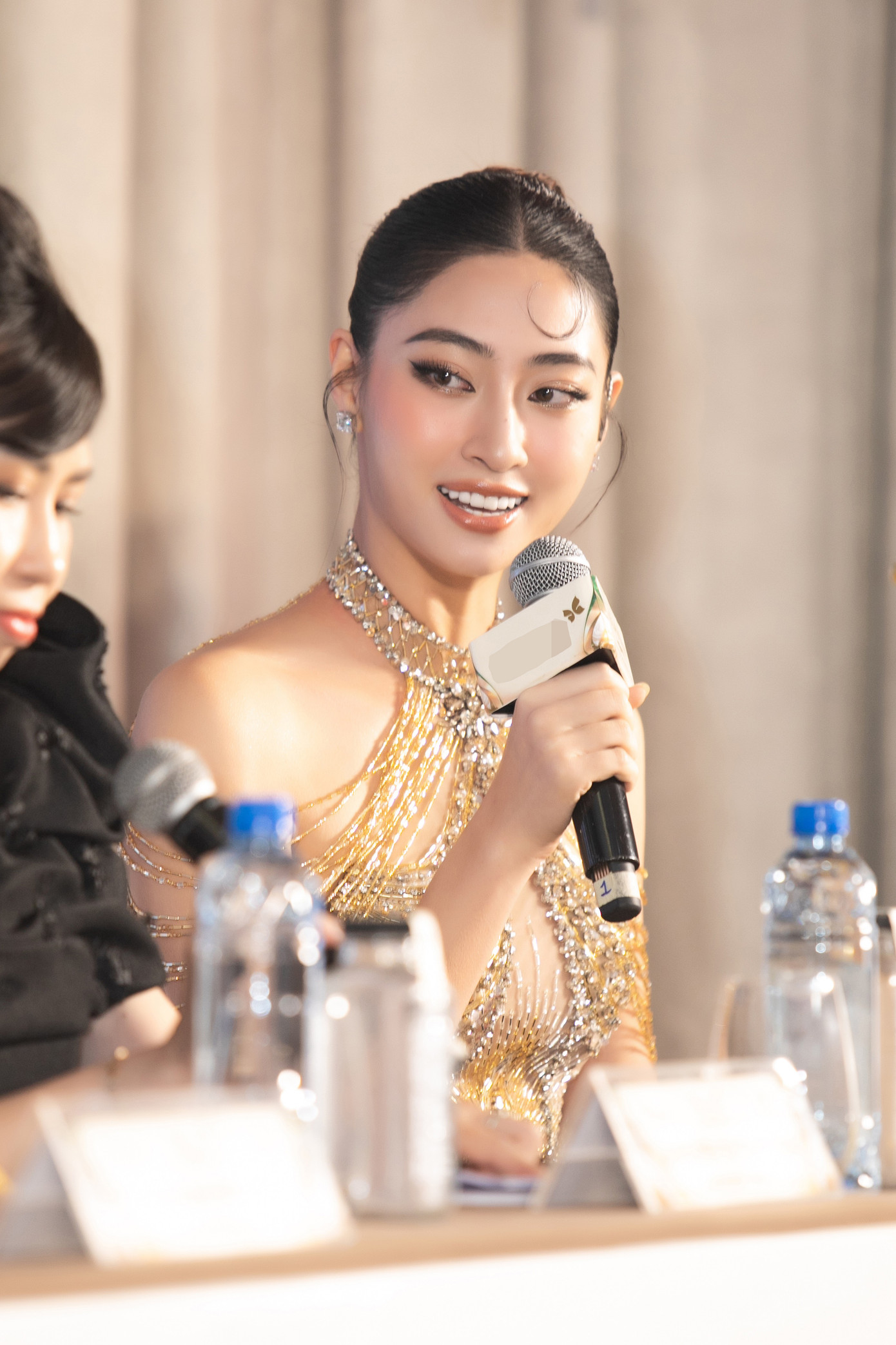 Hoa hậu Lương Thùy Linh đảm nhận vai trò MC của buổi sơ khảo. Người đẹp để lại ấn tượng với phong cách nói chuyện duyên dáng, hài hước.