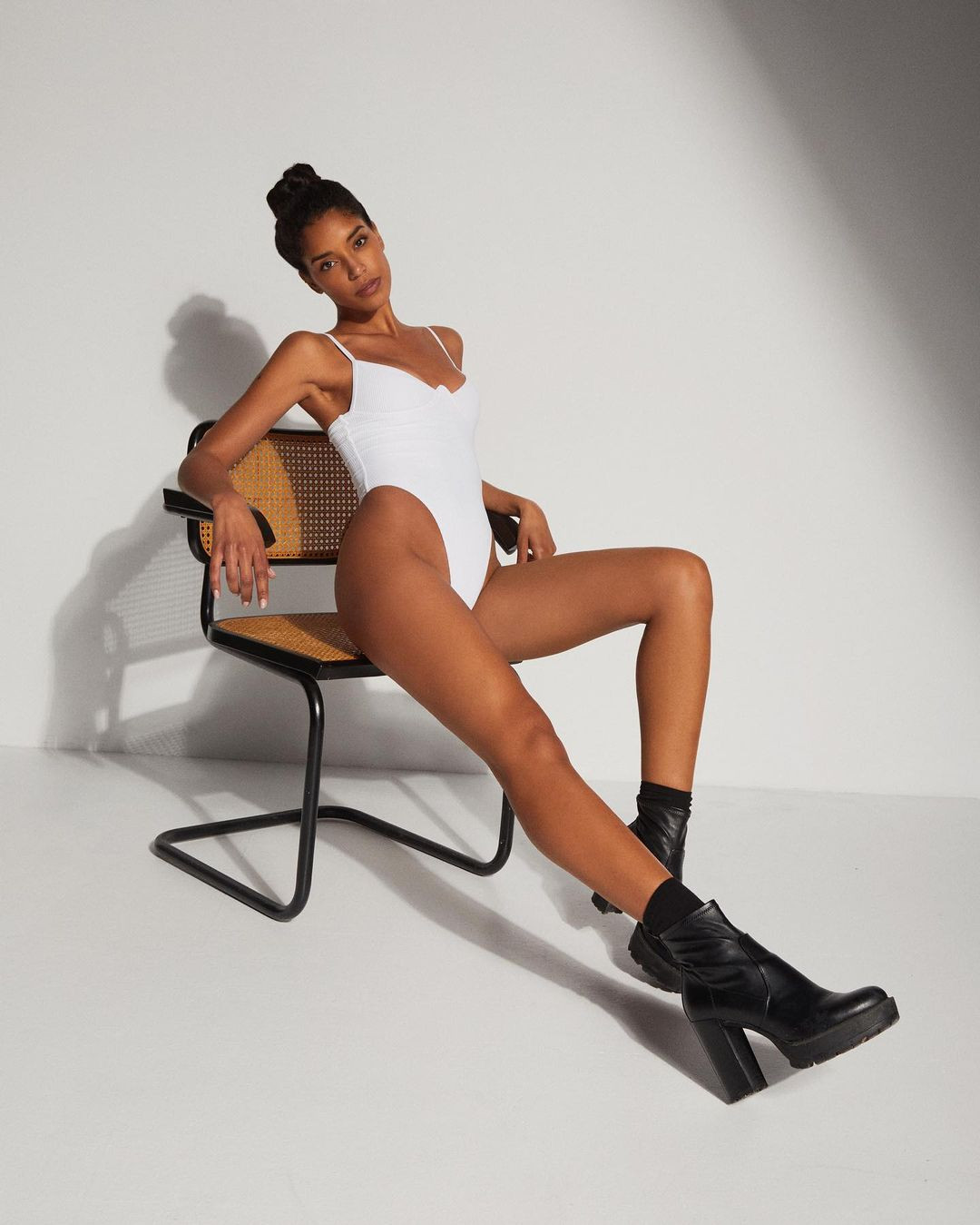 Đáp trả những bình luận từ cư dân mạng, Athenea Pérez mạnh mẽ tuyên bố: "Tôi tự hào về nguồn gốc của mình. Tôi có thể đại diện cho thành phố của tôi, cho dù tôi không phải là người da trắng".