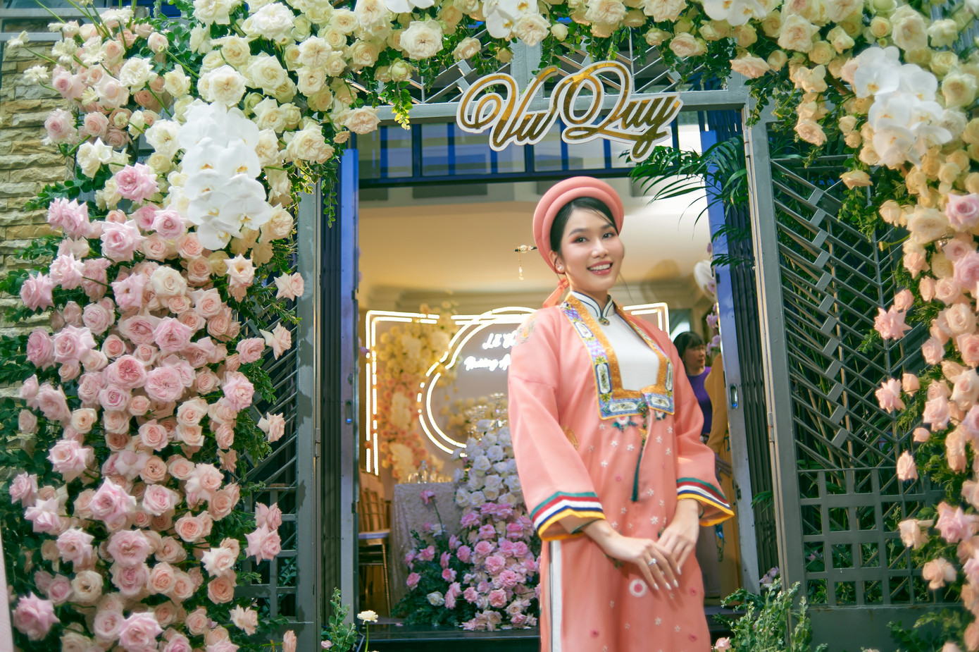 Sáng 8/7, Á hậu Phương Anh tổ chức lễ đính hôn với doanh nhân Đắc Đức tại nhà riêng. Cô mặc áo dài, khăn đóng tông màu hồng có kiểu dáng và họa tiết lạ mắt. Vốn là người đẹp nhẹ nhàng, nền nã nên Phương Anh lựa chọn vẻ ngoài trong sáng, thanh lịch trong ngày trọng đại.