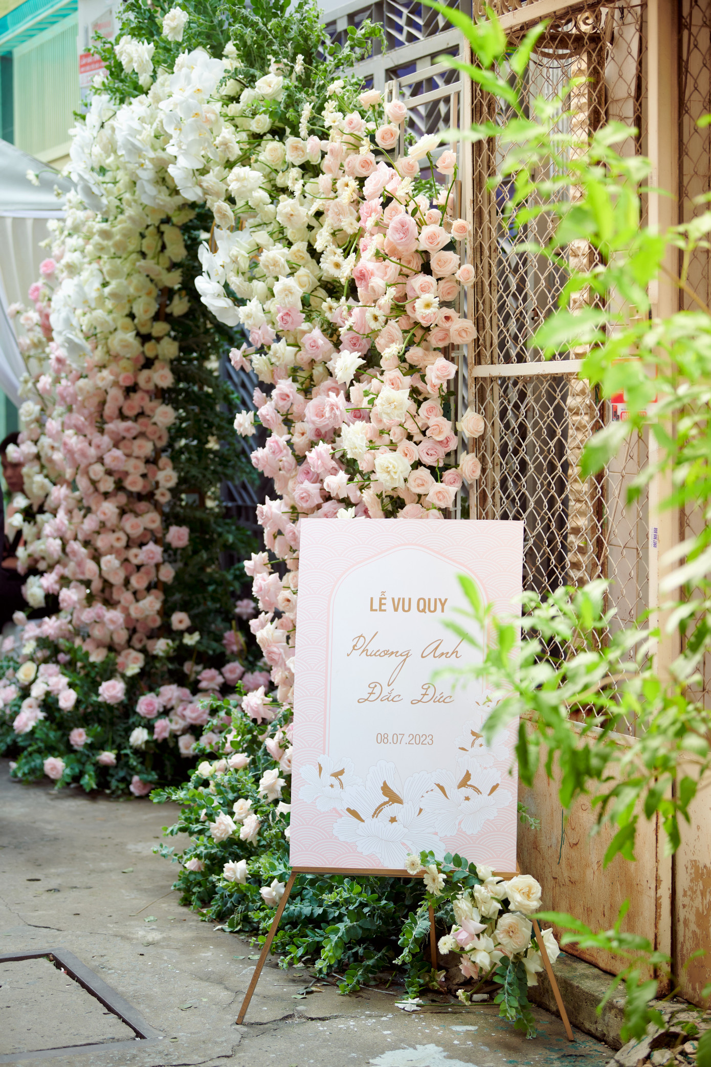 Nhà riêng của Á hậu Phương Anh trong một con hẻm ở quận 3 được trang trí tràn ngập hoa tươi với tông màu hồng pastel ngọt ngào.