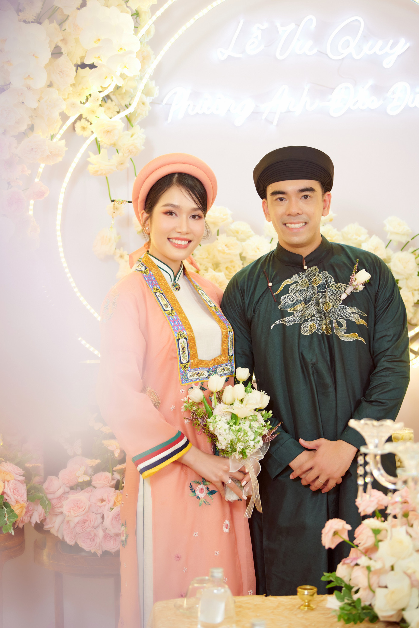 Cặp đôi thực hiện các nghi thức trong lễ đính hôn.