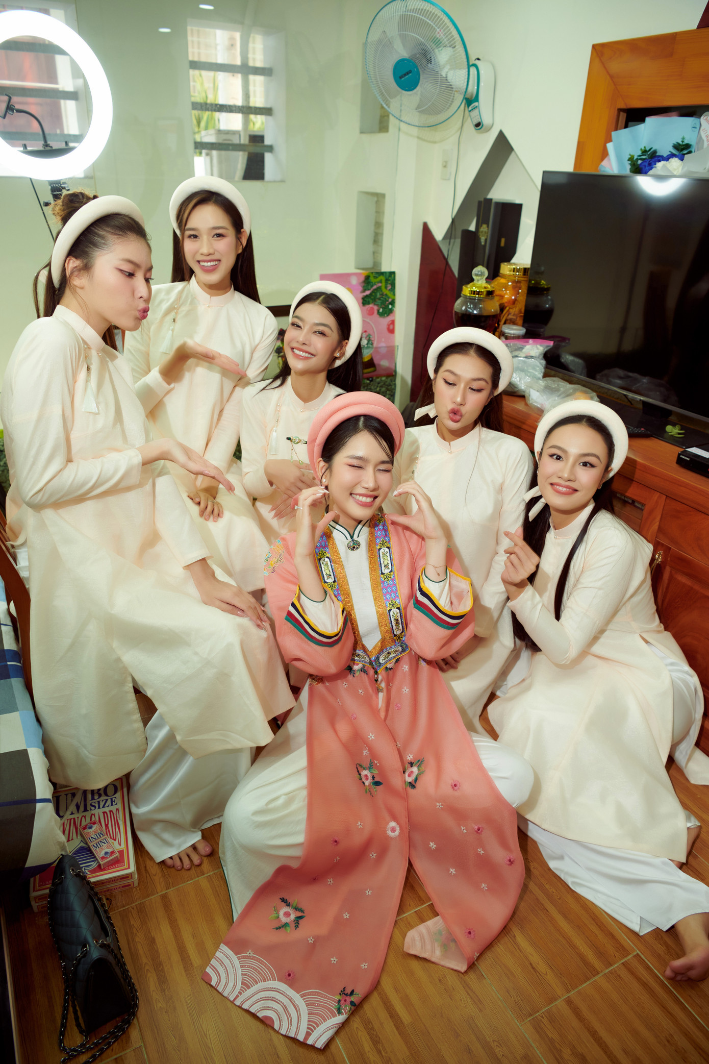 Ngay từ sáng sớm, những người bạn thân thiết trong đội bê tráp của Á hậu Phương Anh đã có mặt tại nhà cô. Các người đẹp gồm Hoa hậu Đỗ Thị Hà, Thiên Ân, Á hậu Ngọc Thảo, Kiều Loan, Á hậu Hoàn vũ Thủy Tiên.