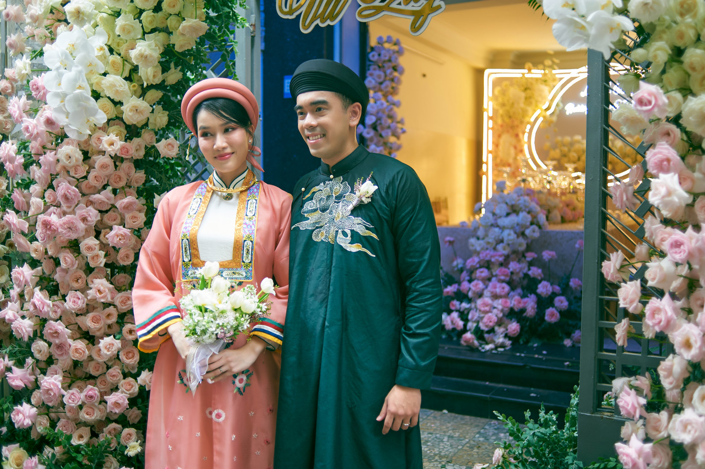 Sau đám hỏi, vào tháng 9, đám cưới của Á hậu Phương Anh diễn ra trong không gian riêng tư, sang trọng tại TPHCM. Cô mời người thân, các đồng nghiệp chung công ty quản lý, bạn bè thân thiết đến dự.