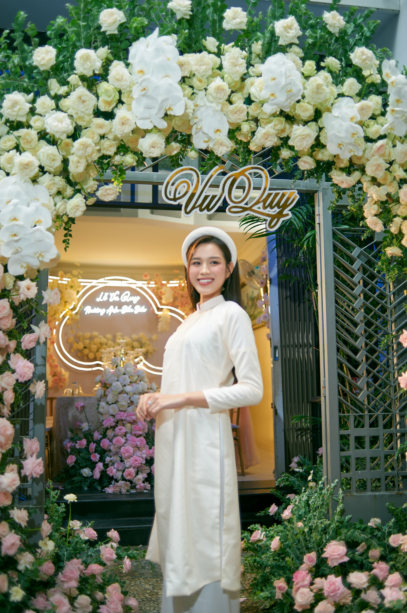 Cùng tham gia Hoa hậu Việt Nam 2020 và giành những ngôi vị cao nhất, Hoa hậu Đỗ Thị Hà và Á hậu Ngọc Thảo không thể vắng mặt trong ngày vui của Á hậu Phương Anh. Họ luôn dành cho nhau tình cảm đặc biệt, gắn bó sau 3 năm đăng quang.