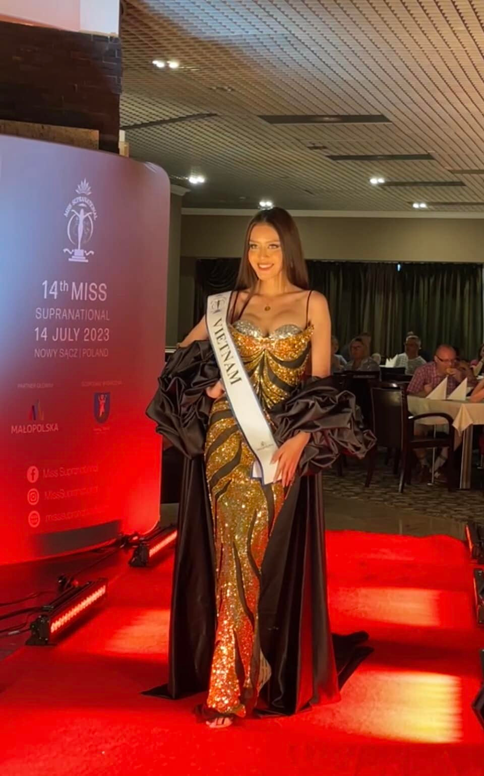 Đặng Thanh Ngân trình diễn thiết kế tông màu đen - vàng ở phần thi Người đẹp Thanh lịch.