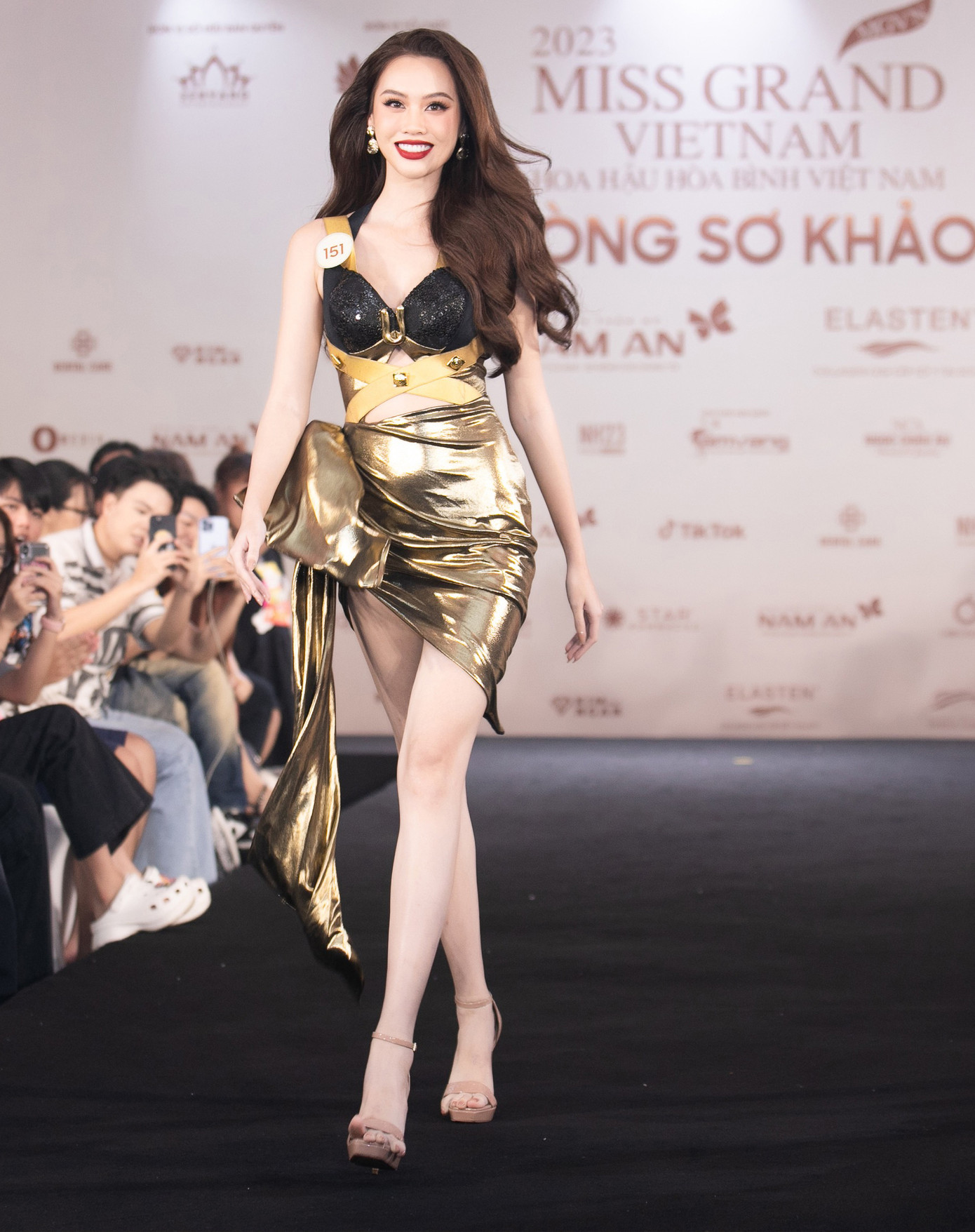 Các thí sinh thể hiện những bước catwalk duyên dáng, sôi động trước ban giám khảo. Cuộc thi năm nay ngoài sự góp mặt của nhiều cái tên quen thuộc còn có gương mặt mới với những màn hô tên hài hước, mới lạ, tạo nên bầu không khí sôi động cho chương trình.