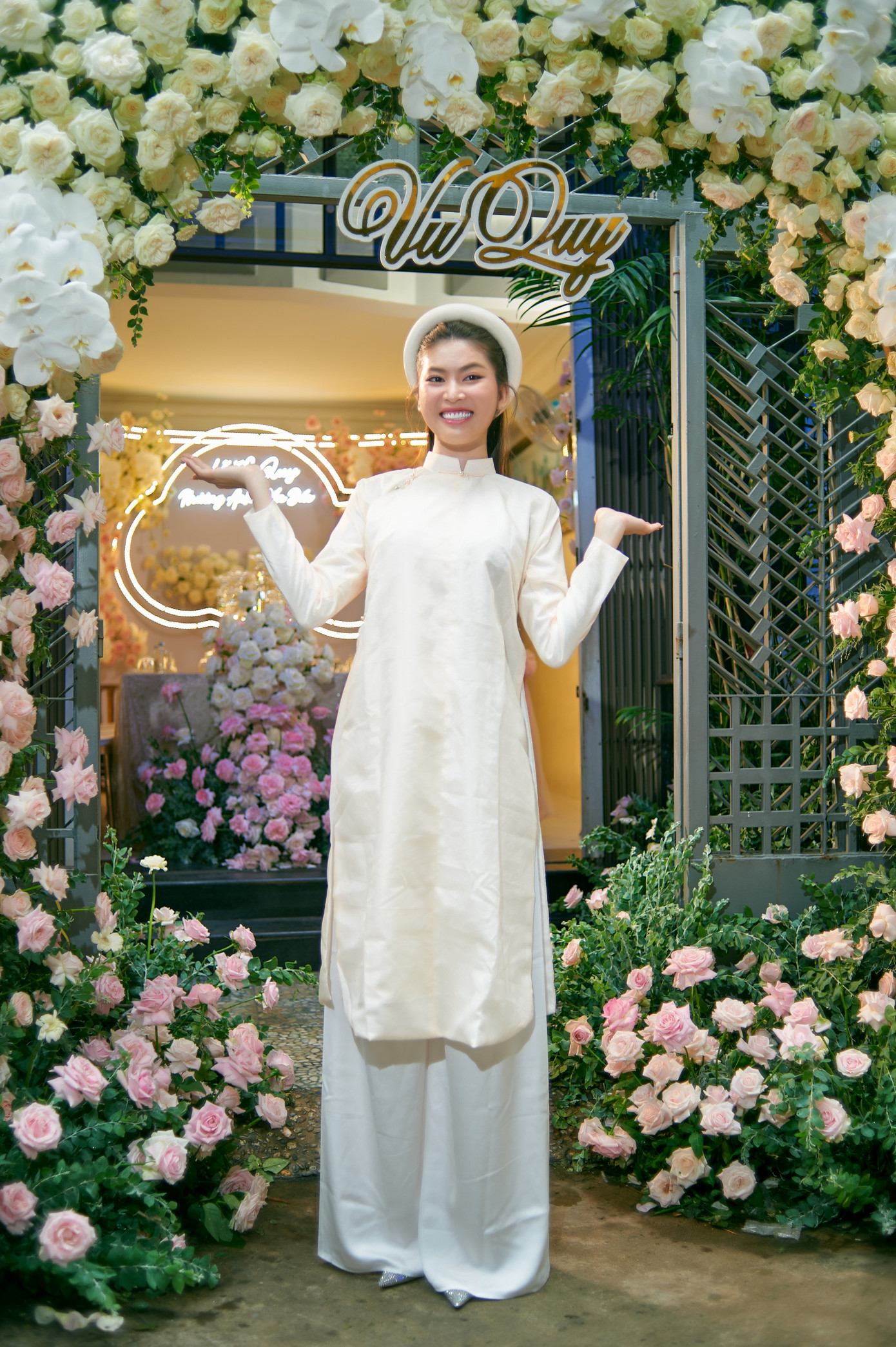 Cùng tham gia Hoa hậu Việt Nam 2020 và giành những ngôi vị cao nhất, Hoa hậu Đỗ Thị Hà và Á hậu Ngọc Thảo không thể vắng mặt trong ngày vui của Á hậu Phương Anh. Họ luôn dành cho nhau tình cảm đặc biệt, gắn bó sau 3 năm đăng quang.