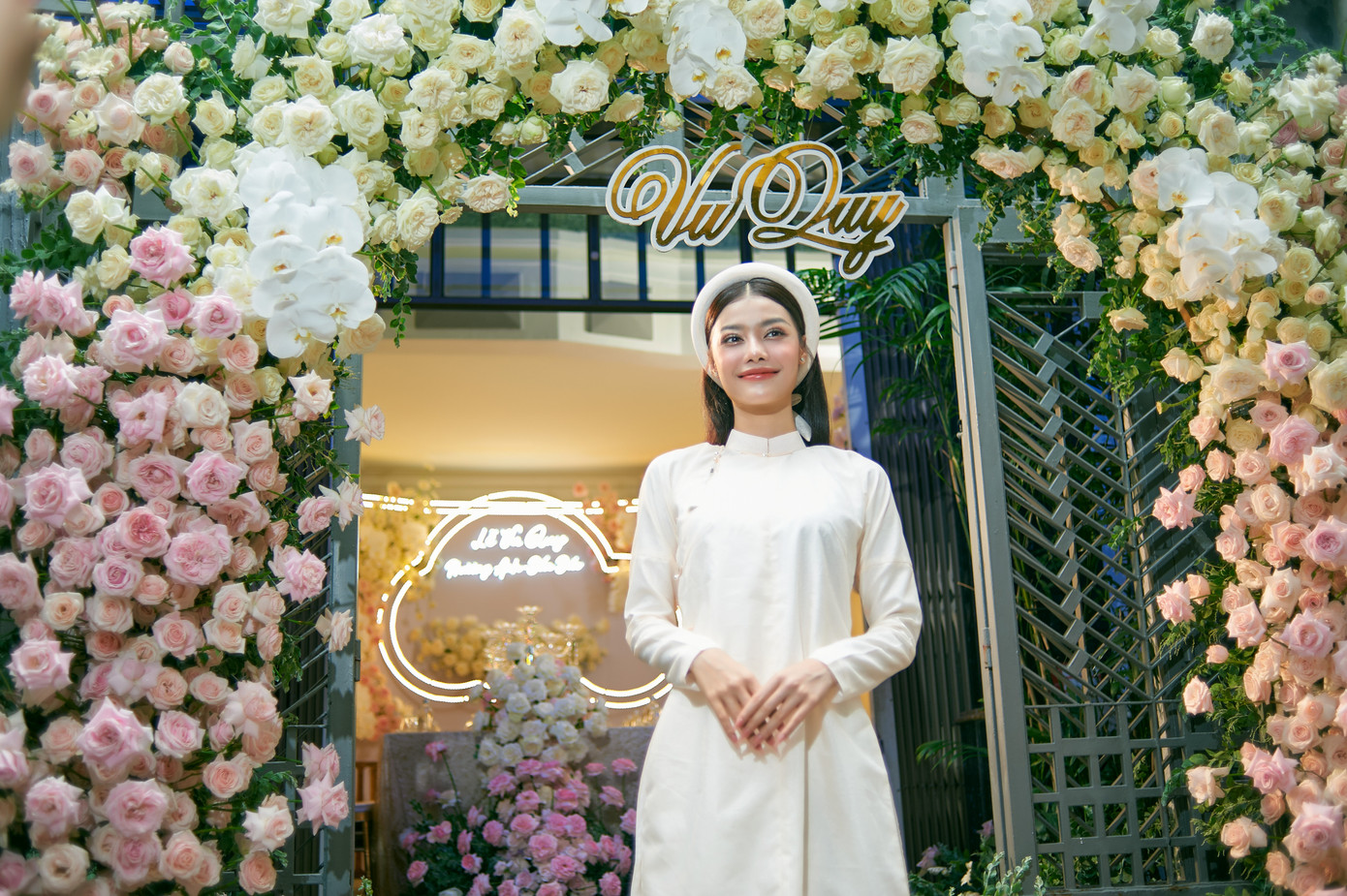 Hoa hậu Thiên Ân, Á hậu Kiều Loan khoe dáng trước cổng hoa của nhà Á hậu Phương Anh. Á hậu Kiều Loan chia sẻ: "Thấy anh chị là em càng tin trên đời này sẽ luôn có một người dành riêng cho mình".