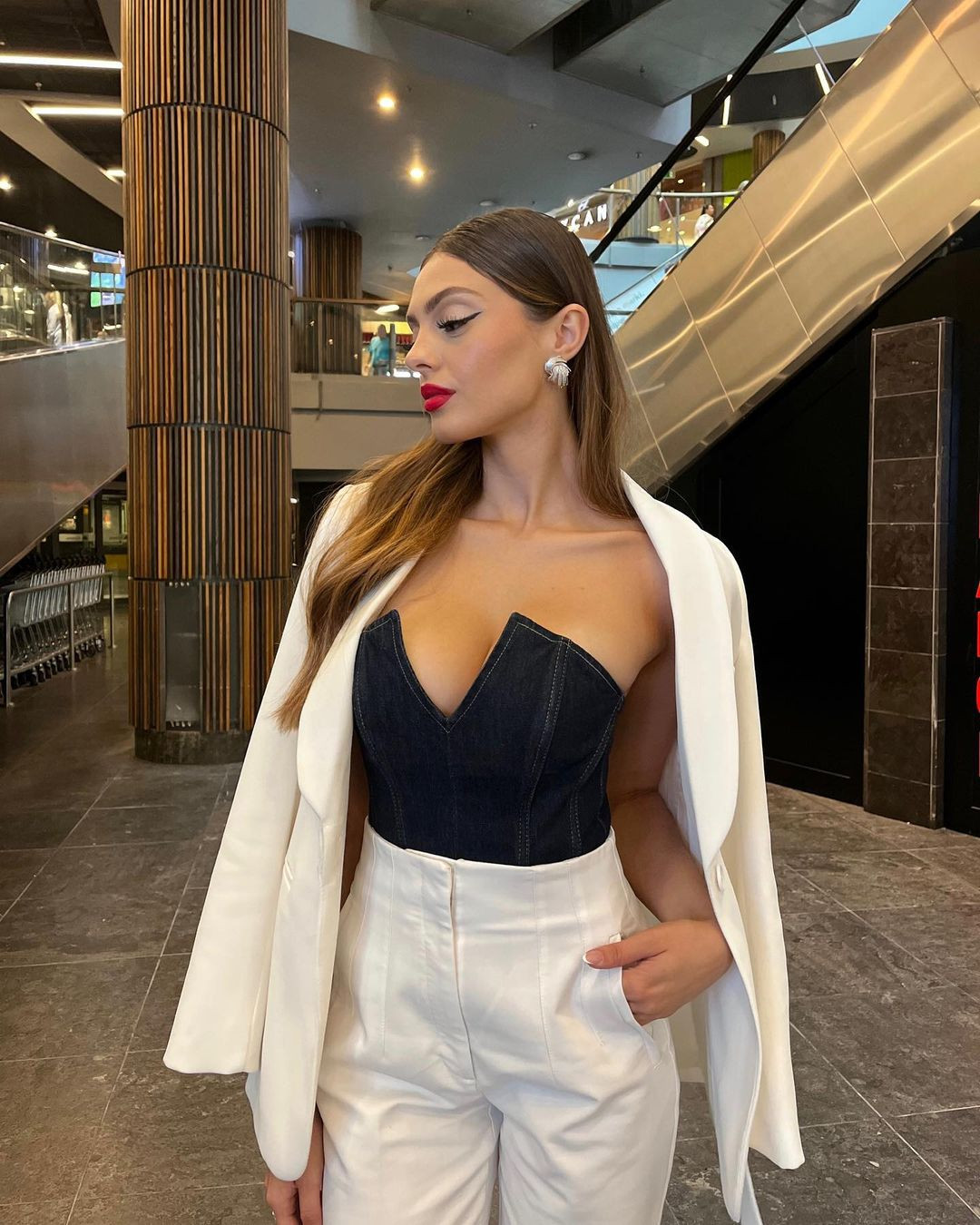 Klara Musabelliu ưa chuộng áo crop-top khoe vòng một nóng bỏng và vòng eo săn chắc.