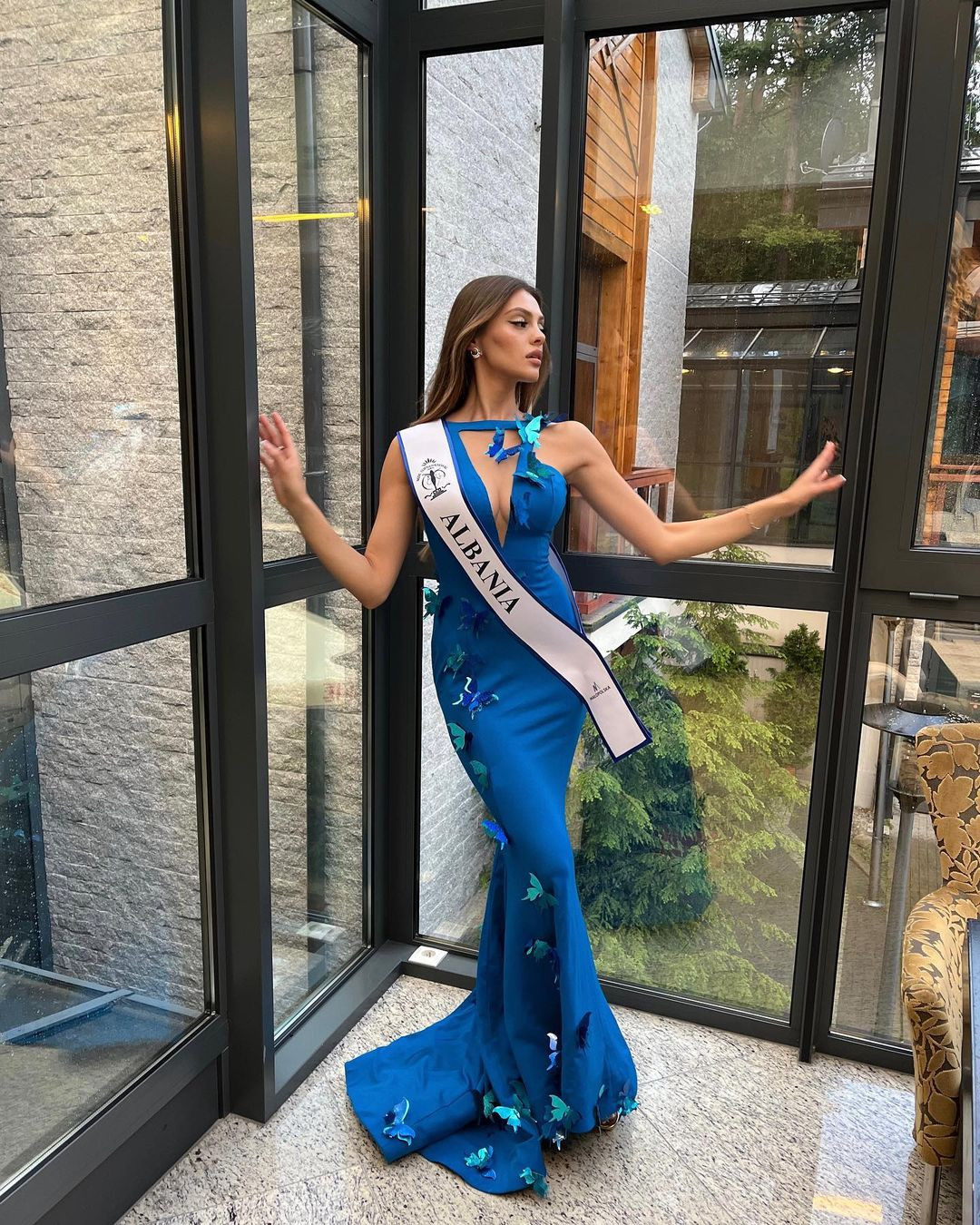 Klara Musabelliu diện váy xanh xẻ ngực, đính kết cầu kỳ khi tham dự buổi lễ khai mạc tại cuộc thi năm nay. Cô được đánh giá có ngoại hình chỉn chu, chuyên nghiệp.