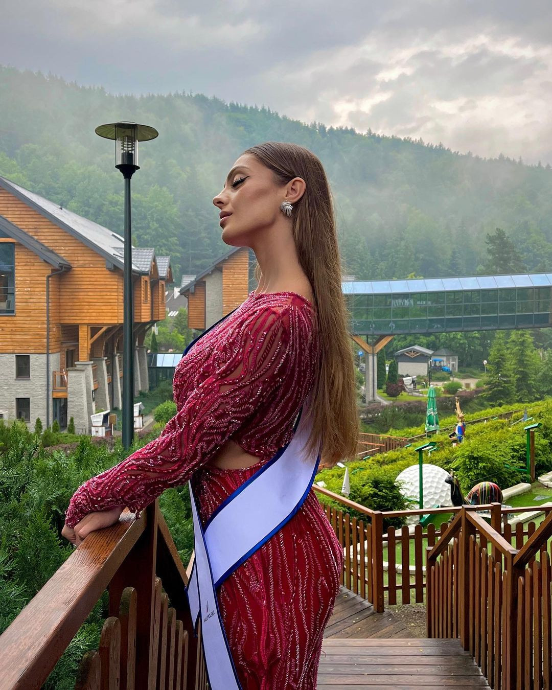 Klara Musabelliu diện váy sequin cut-out khoe đường cong. Vẻ đẹp của cô được đánh giá là sắc sảo, gợi cảm.