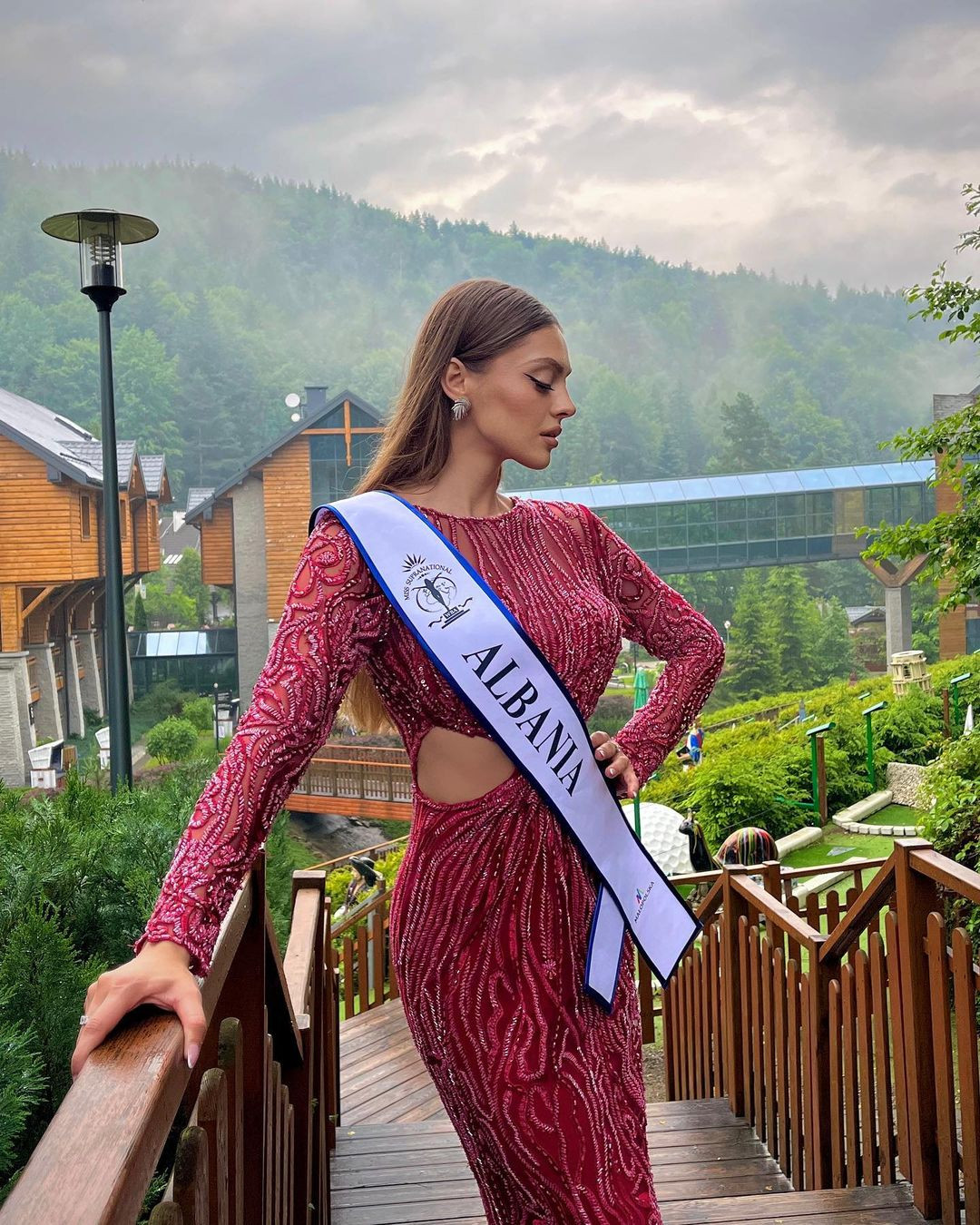 Klara Musabelliu diện váy sequin cut-out khoe đường cong. Vẻ đẹp của cô được đánh giá là sắc sảo, gợi cảm.