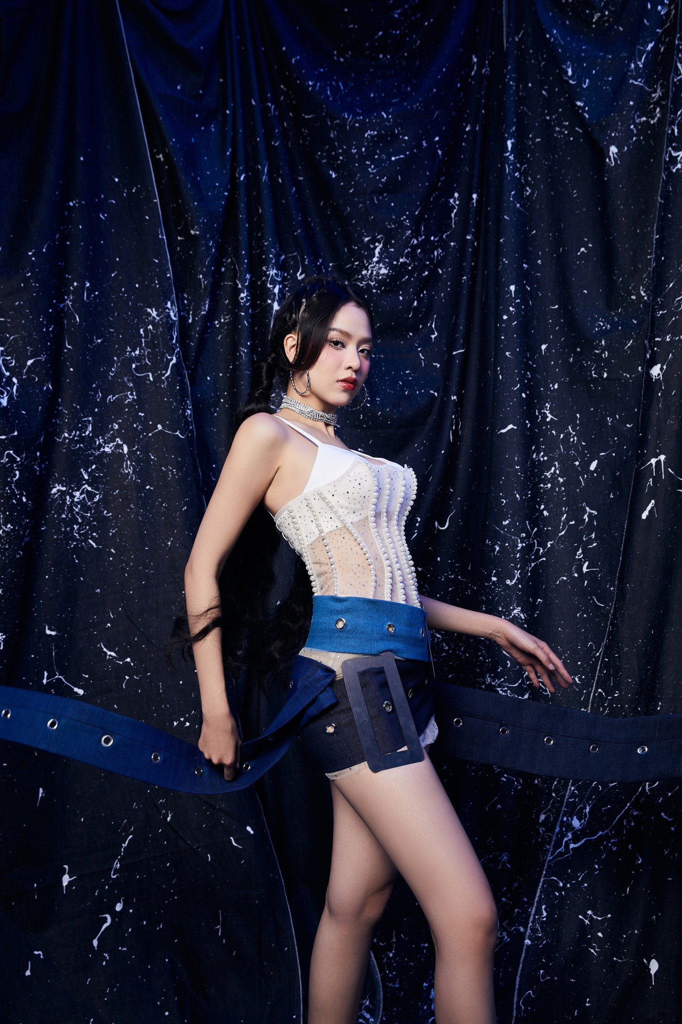 Không chỉ có vòng eo thon, vòng 3 với chỉ số ấn tượng 94 cm cũng giúp Hoa hậu Thanh Thủy nổi bật khi diện những trang phục cut-out.