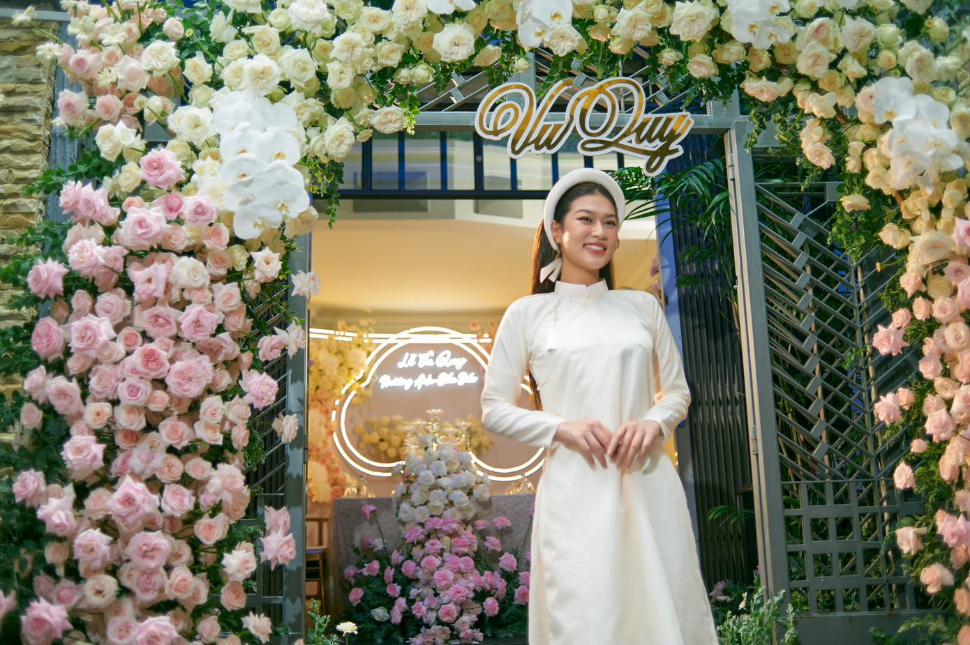 Hoa hậu Thiên Ân, Á hậu Kiều Loan khoe dáng trước cổng hoa của nhà Á hậu Phương Anh. Á hậu Kiều Loan chia sẻ: "Thấy anh chị là em càng tin trên đời này sẽ luôn có một người dành riêng cho mình".