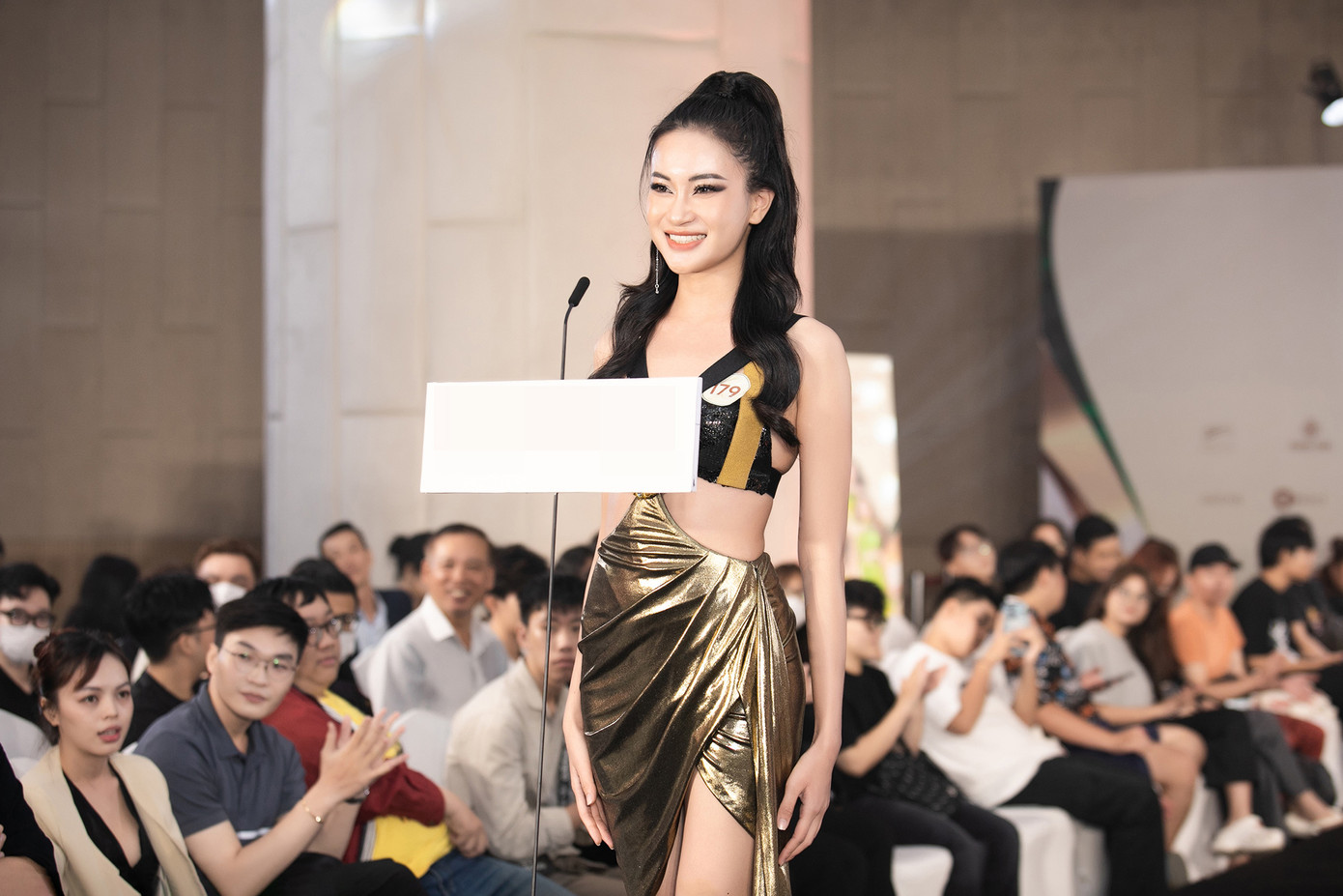 Bên cạnh đó, có thí sinh giới thiệu và trả lời câu hỏi của ban giám khảo bằng nhiều ngôn ngữ khác nhau như Tiếng Nga - thí sinh Phạm Thị Hằng Nga, tiếng Anh - Trương Quí Minh Nhàn (IELTS 8.0),… Thí sinh Nguyễn Thị Như Nguyệt lại sử dụng những ký hiệu đặc biệt của người khiếm thính để giới thiệu về mình. Sau buổi sơ khảo, ban giám khảo đã chọn ra 38 thí sinh bước vào vòng chung kết. Vòng sơ khảo lần 2 diễn ra vào cuối tháng 7 tại TPHCM để tiếp tục tìm kiếm những gương mặt bước vào vòng chung kết Hoa hậu Hòa bình Việt Nam 2023.