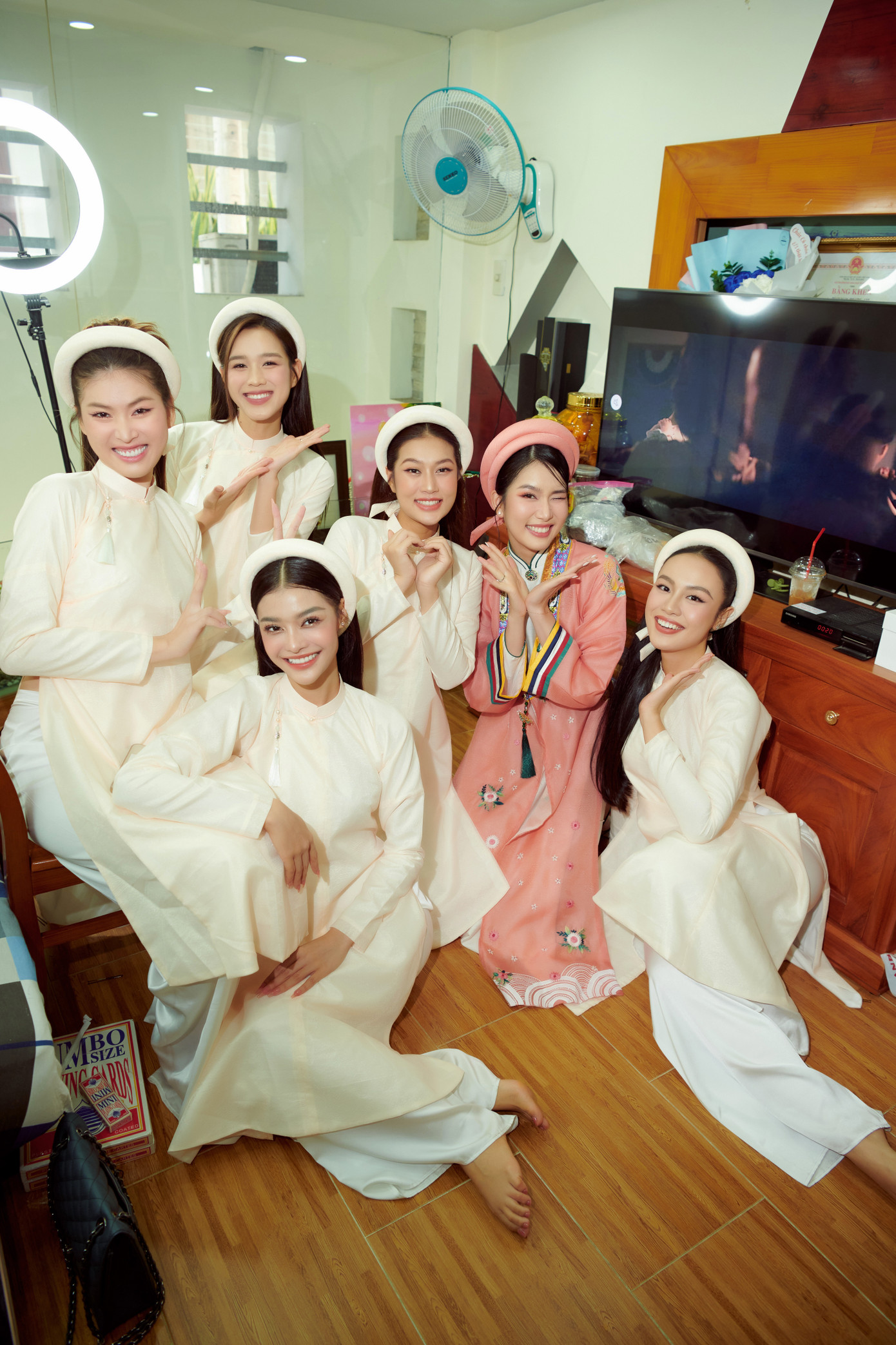 Ngay từ sáng sớm, những người bạn thân thiết trong đội bê tráp của Á hậu Phương Anh đã có mặt tại nhà cô. Các người đẹp gồm Hoa hậu Đỗ Thị Hà, Thiên Ân, Á hậu Ngọc Thảo, Kiều Loan, Á hậu Hoàn vũ Thủy Tiên.