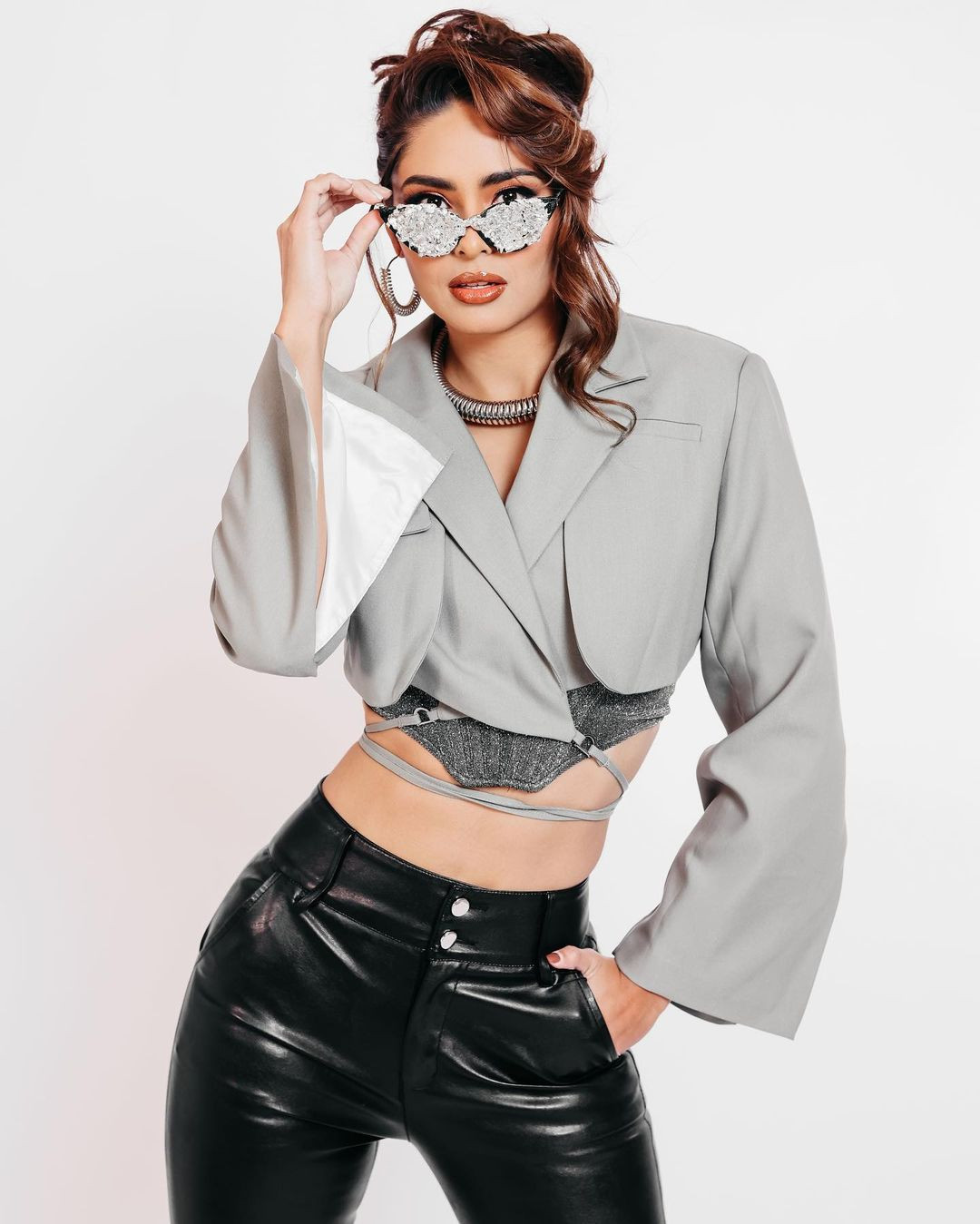 Bên cạnh đó, cô cũng có kinh nghiệm làm người mẫu lâu năm ở quê nhà. Khả năng ứng xử, giao tiếp thông minh, trôi chảy của Daniela Landin cũng được coi là một điểm cộng giúp cô đăng quang Hoa hậu Trái Đất Mexico 2023.