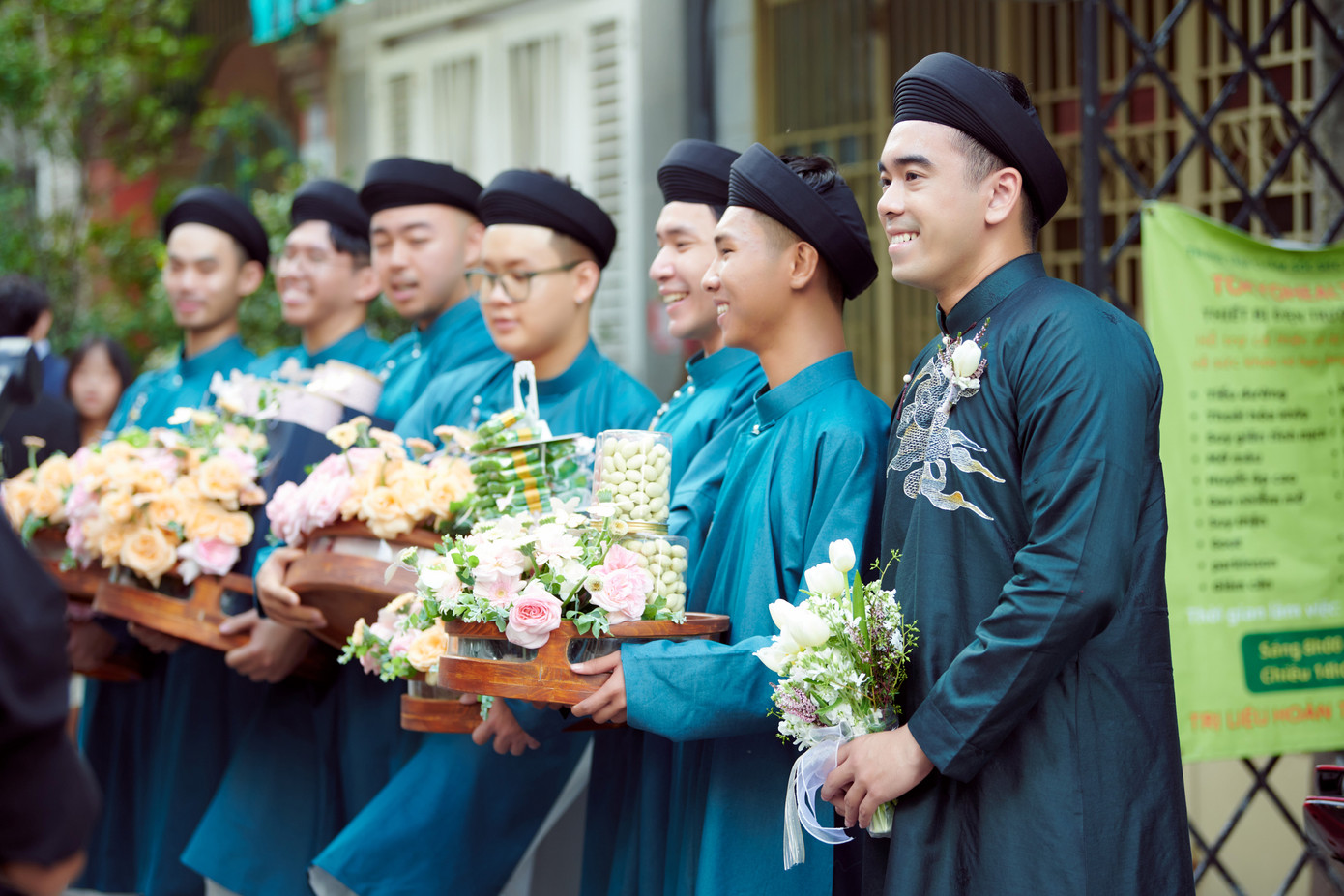 Khoảng 8h30, doanh nhân Đắc Đức có mặt tại nhà riêng của Phương Anh trong bộ áo dài khăn đóng màu xanh thanh lịch. Gương mặt nam doanh nhân trông hồi hộp.