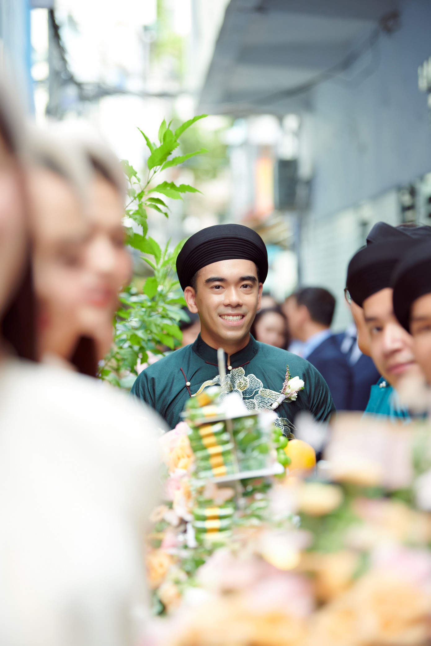 Trước khi tiến vào nhà Phương Anh, chú rể và đoàn nhà trai có khoảng vài chục phút để chuẩn bị lại trang phục, lễ vật kỹ càng.