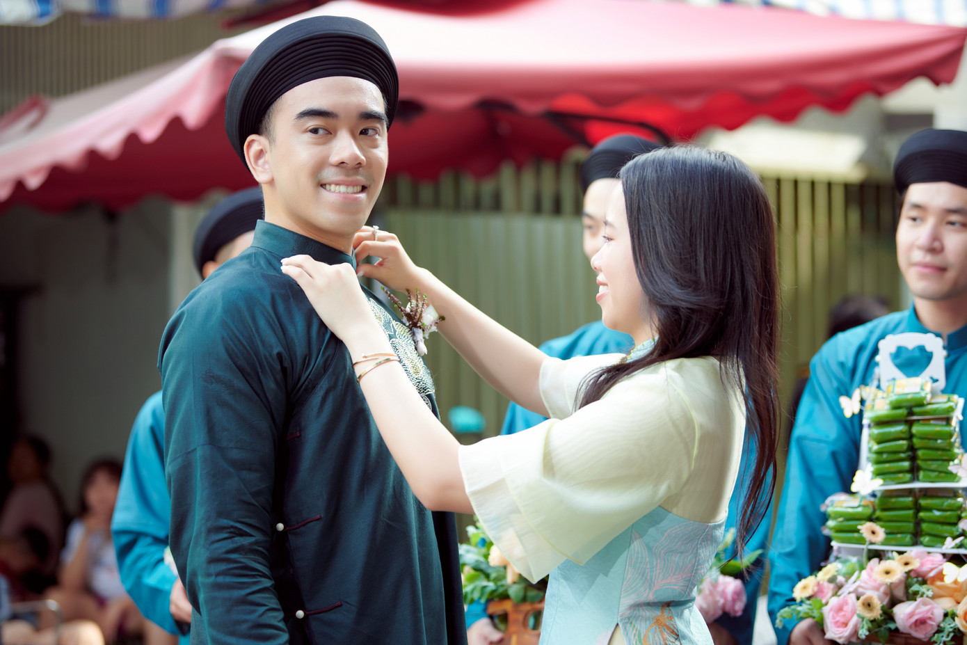 Khoảng 8h30, doanh nhân Đắc Đức có mặt tại nhà riêng của Phương Anh trong bộ áo dài khăn đóng màu xanh thanh lịch. Gương mặt nam doanh nhân trông hồi hộp.