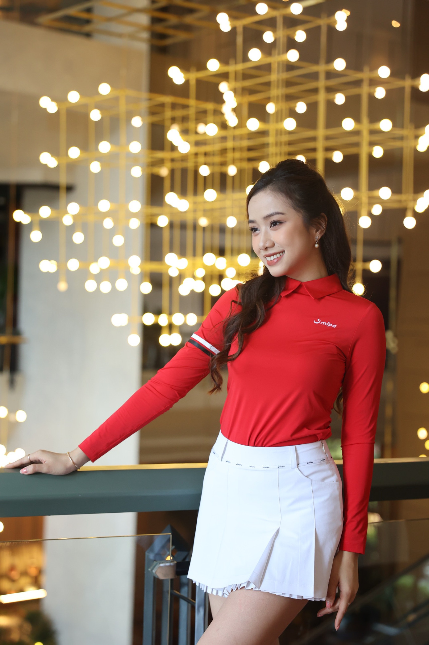 Người đẹp Nguyễn Ngọc Mai - Top 5, Người đẹp Nhân ái của Hoa hậu Việt Nam 2022 khoe sắc tại buổi họp báo trong bộ trang phục tông màu đỏ - trắng.