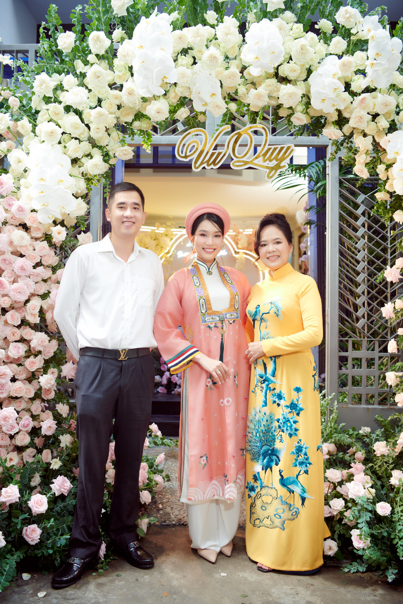 Á hậu Phương Anh cùng mẹ và anh trai trước giờ đón chú rể tới.