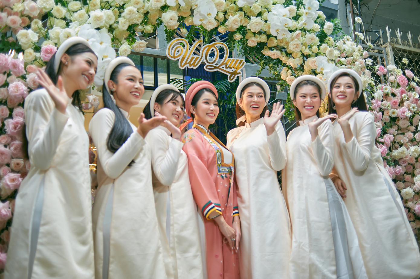 Dàn người đẹp rạng rỡ trong lễ ăn hỏi của Á hậu Phương Anh.