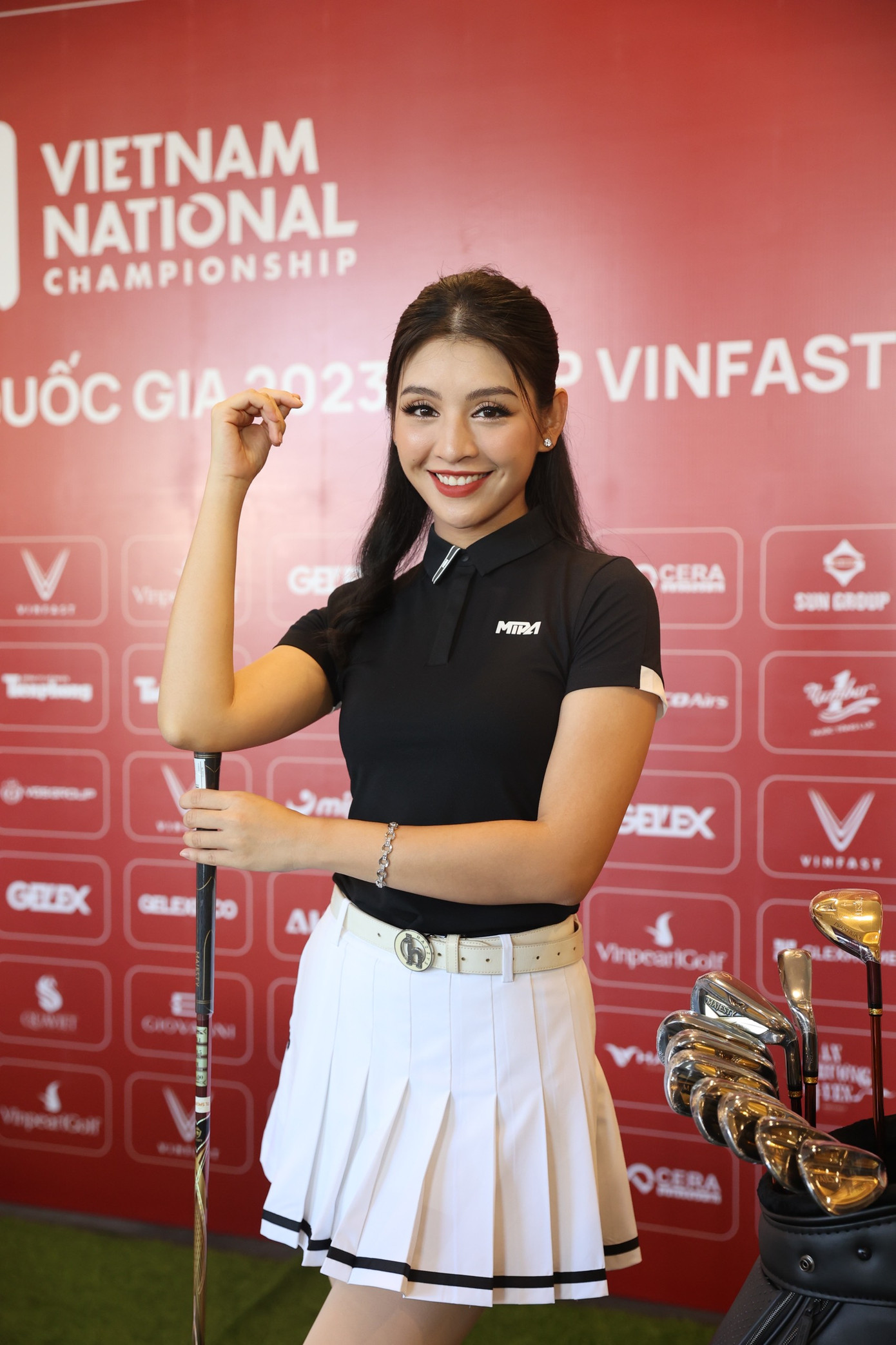 Người đẹp Lê Thanh Tú - Top 15, Người đẹp Áo dài Hoa hậu Việt Nam 2018 diện trang phục tông màu đen - trắng thanh lịch. Lê Thanh Tú cũng được biết đến là người đẹp đam mê bộ môn golf. Cô từng tham gia và đạt giải thưởng ở nhiều giải golf. Cô cũng từng đăng quang danh hiệu Miss Golf Việt Nam 2022.