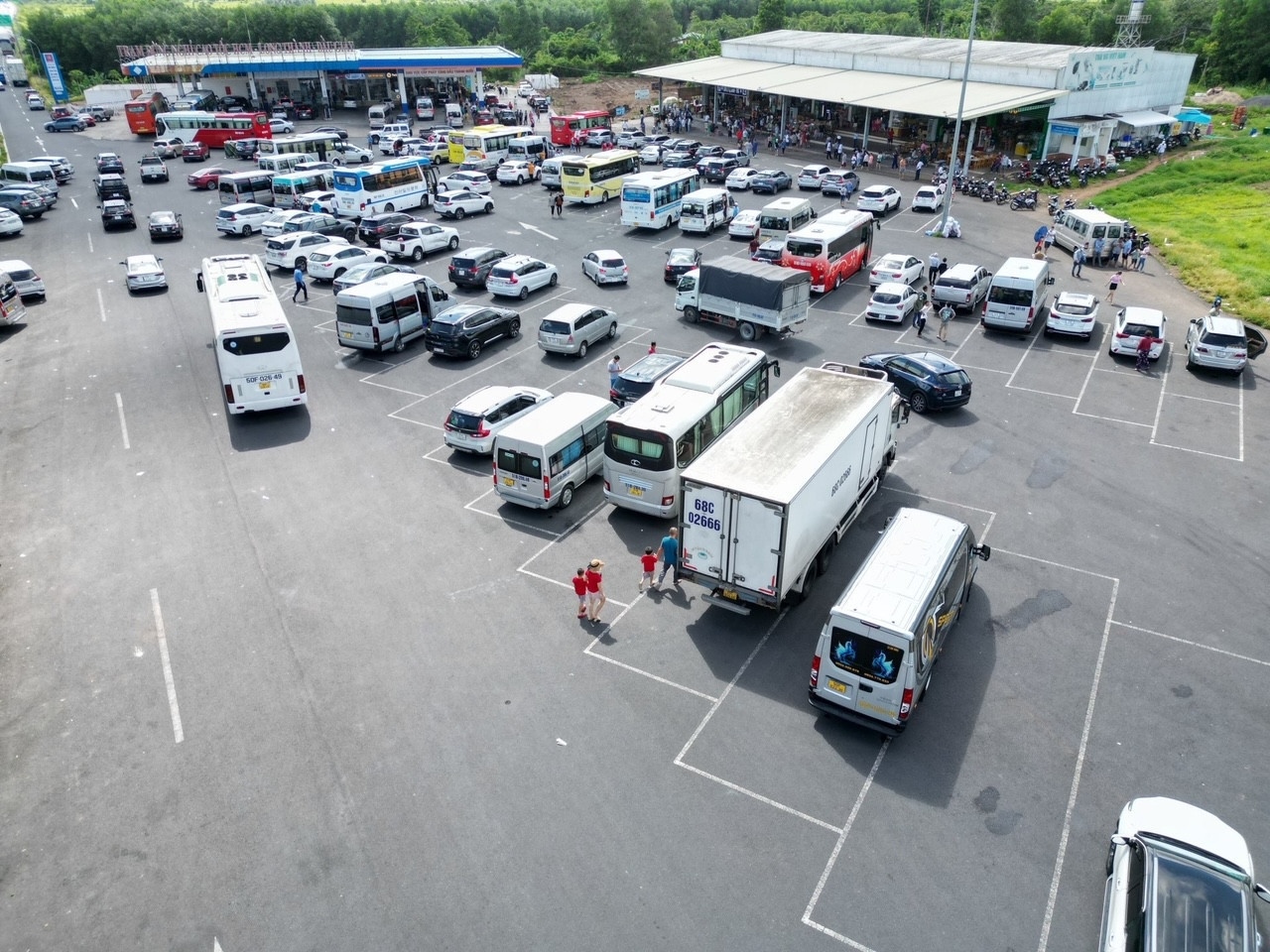 Các xe ô tô ra vào liên tục ở bãi đậu gần như “quá tải”. Ảnh: Hoàng Anh Các xe ô tô ra vào liên tục ở bãi đậu gần như “quá tải”. Ảnh: Hoàng Anh