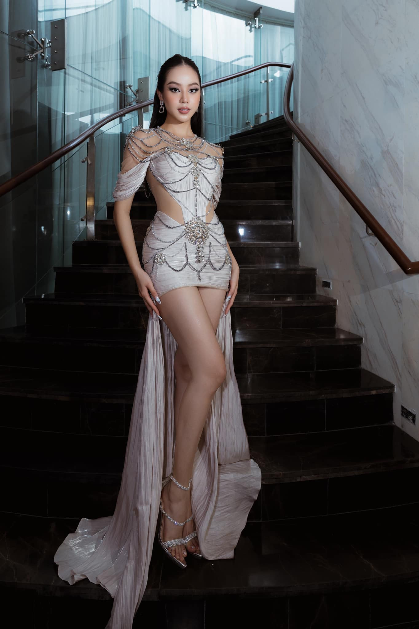 Với chiều cao 1,75 m và số đo ba vòng 80–63–94 cm, người đẹp tự tin diện những trang phục cắt xẻ khoe đường cong quyến rũ. Thanh Thủy cũng là một trong những hoa hậu sở hữu đôi chân dài thẳng tắp.