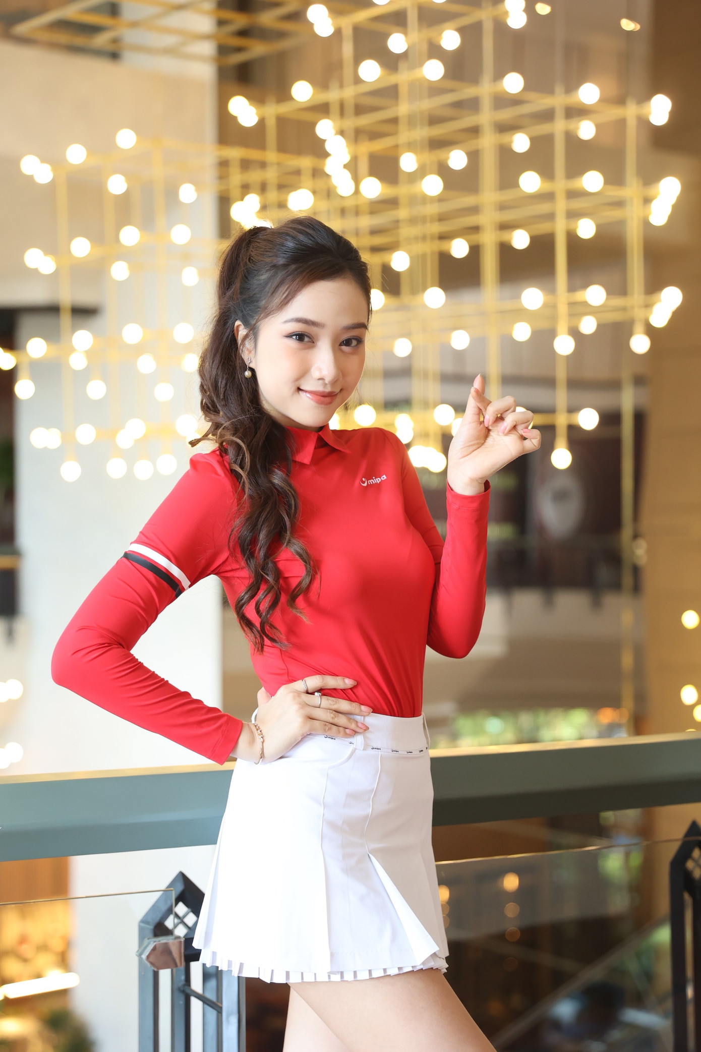 Người đẹp Nguyễn Ngọc Mai - Top 5, Người đẹp Nhân ái của Hoa hậu Việt Nam 2022 khoe sắc tại buổi họp báo trong bộ trang phục tông màu đỏ - trắng.