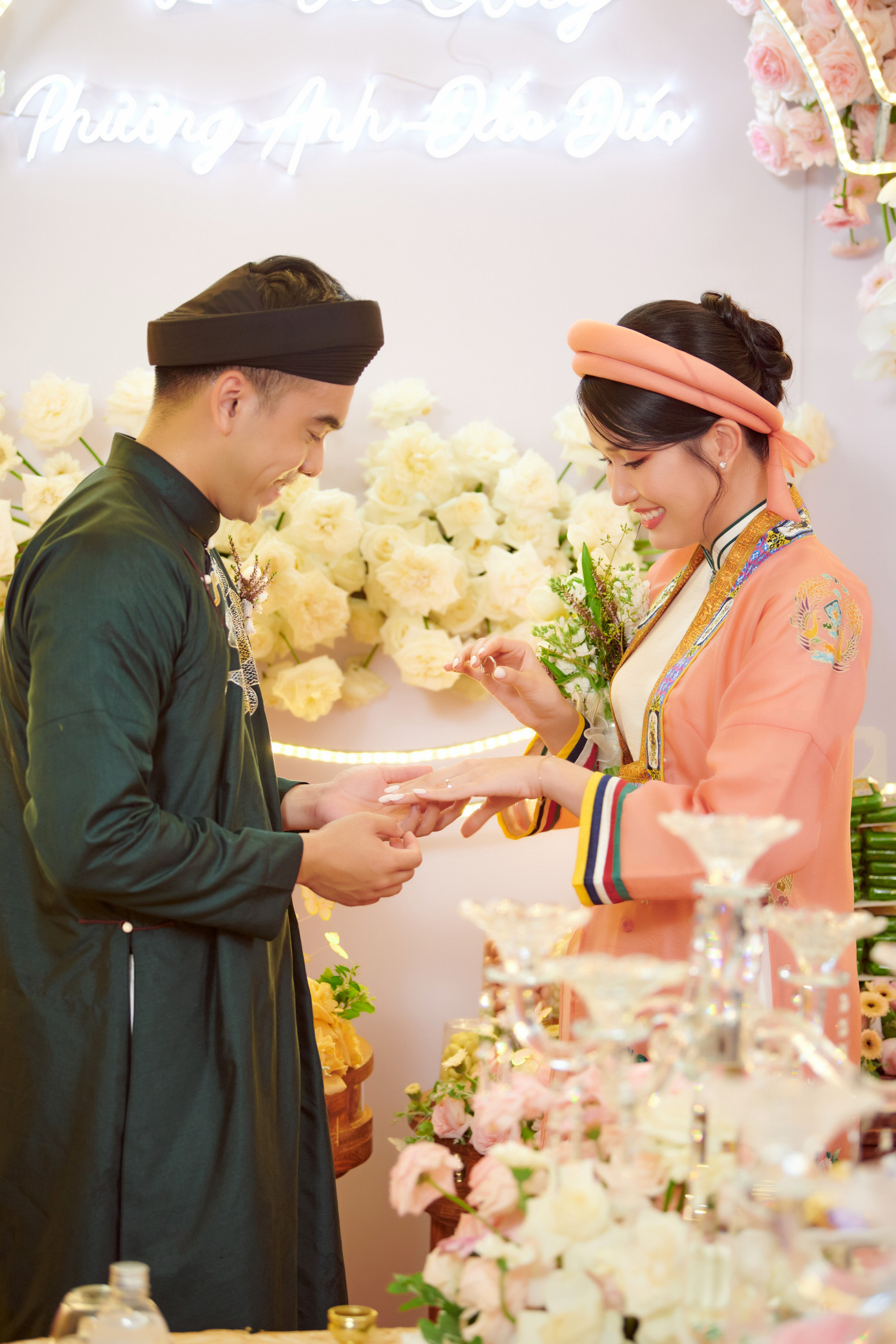 Cặp đôi thực hiện các nghi thức trong lễ đính hôn.