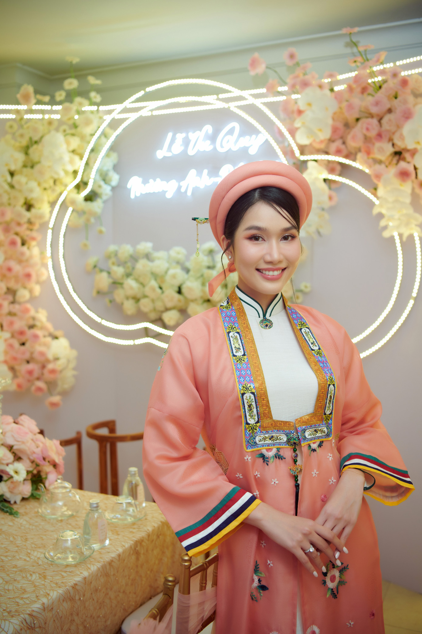 Sáng 8/7, Á hậu Phương Anh tổ chức lễ đính hôn với doanh nhân Hồ Đắc Đức tại nhà riêng. Người đẹp diện áo dài, khăn đóng có phom dáng và màu sắc lạ mắt.